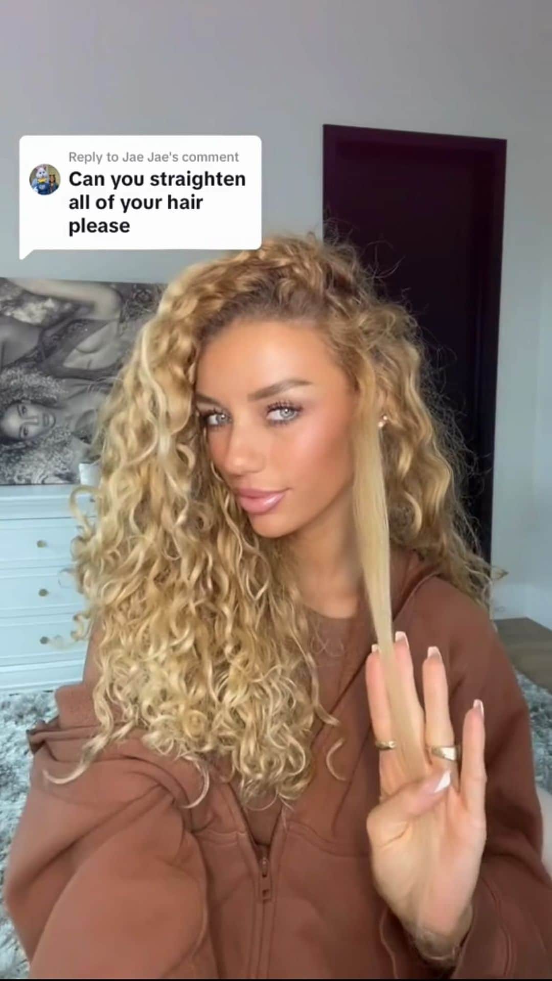 Jena Frumesのインスタグラム：「Straightening my curly hair🫶🏽」