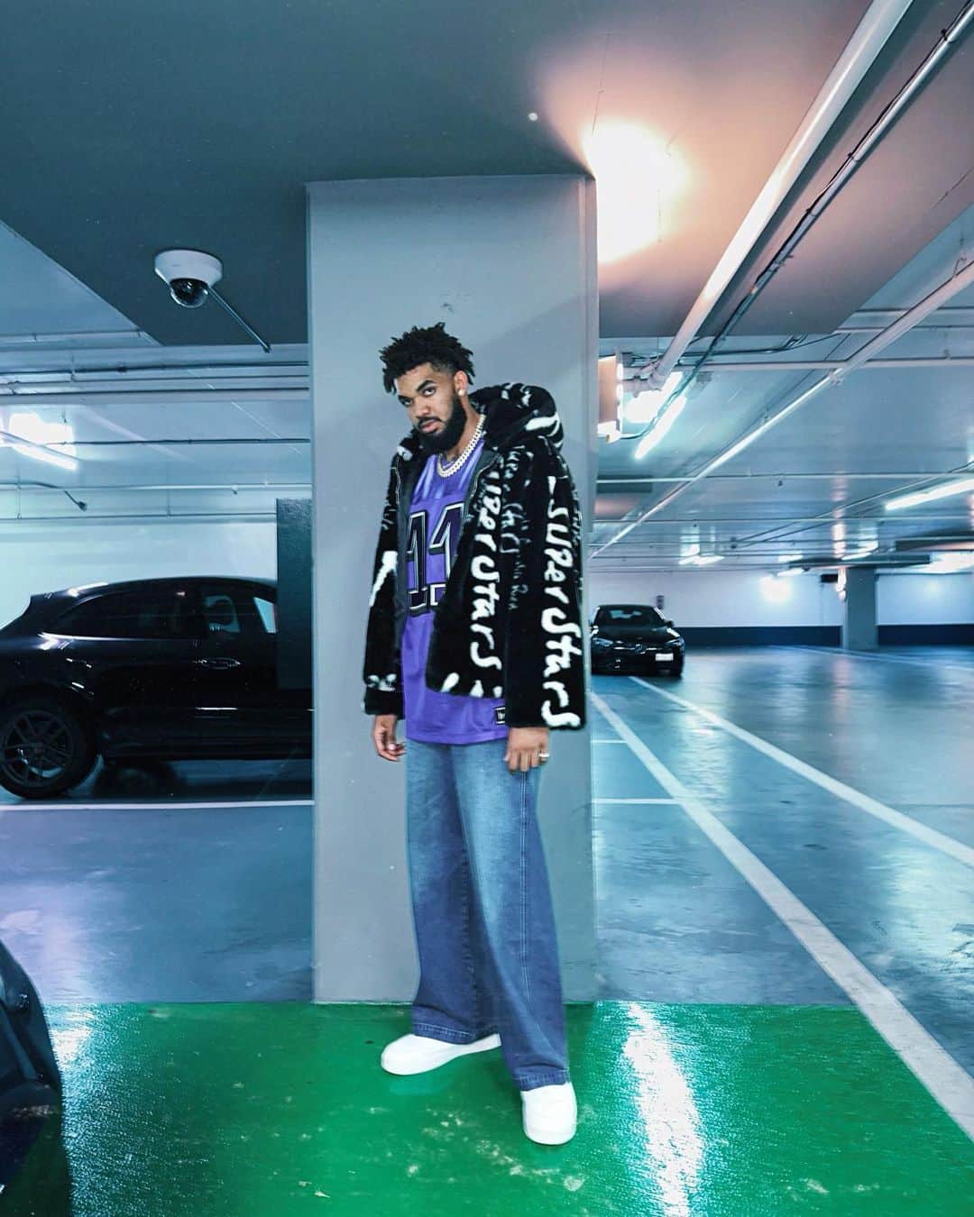 カール＝アンソニー・タウンズのインスタグラム：「Ground floor 🟣⚫️」