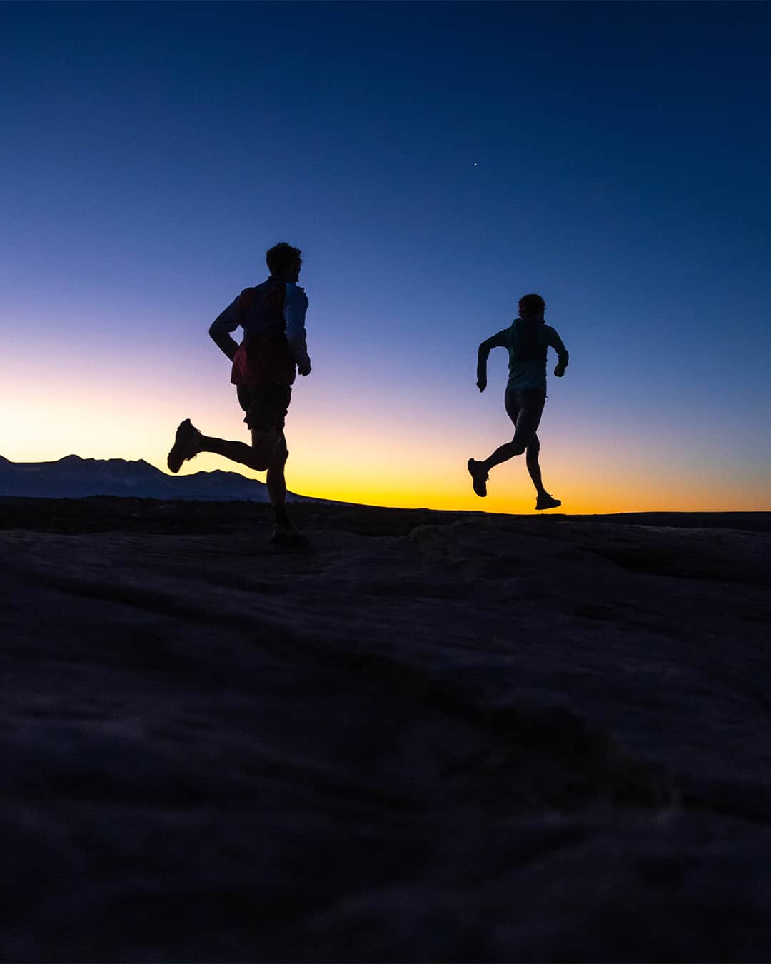 オスプレーのインスタグラム：「Find your sense of pace - our Duro/Dyna Family provides everything you need to enjoy every mile you run, unencumbered. 🥇  #OspreyAthlete | #OspreyPacks」