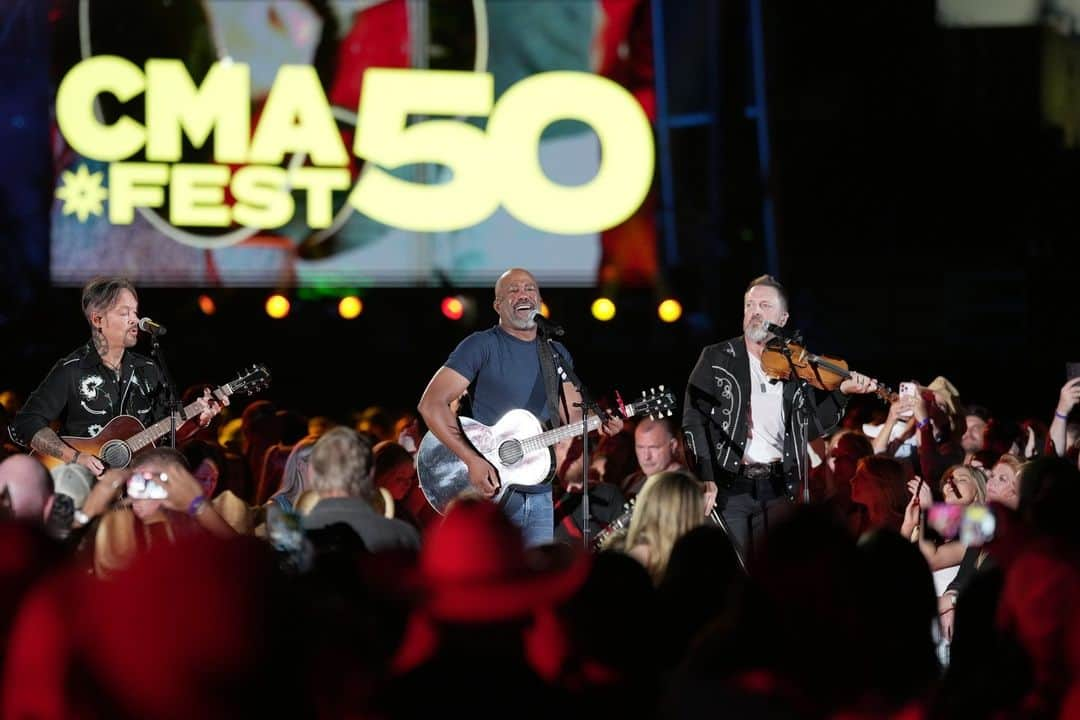 アメリカン・ブロードキャスティング・カンパニーのインスタグラム：「The biggest Country Music Festival of the Summer is on 🤠 Check out all the fun on Day 1️⃣ of #CMAfest ✨ Grab your dancing boots and watch it July 19 on ABC & stream on Hulu.」