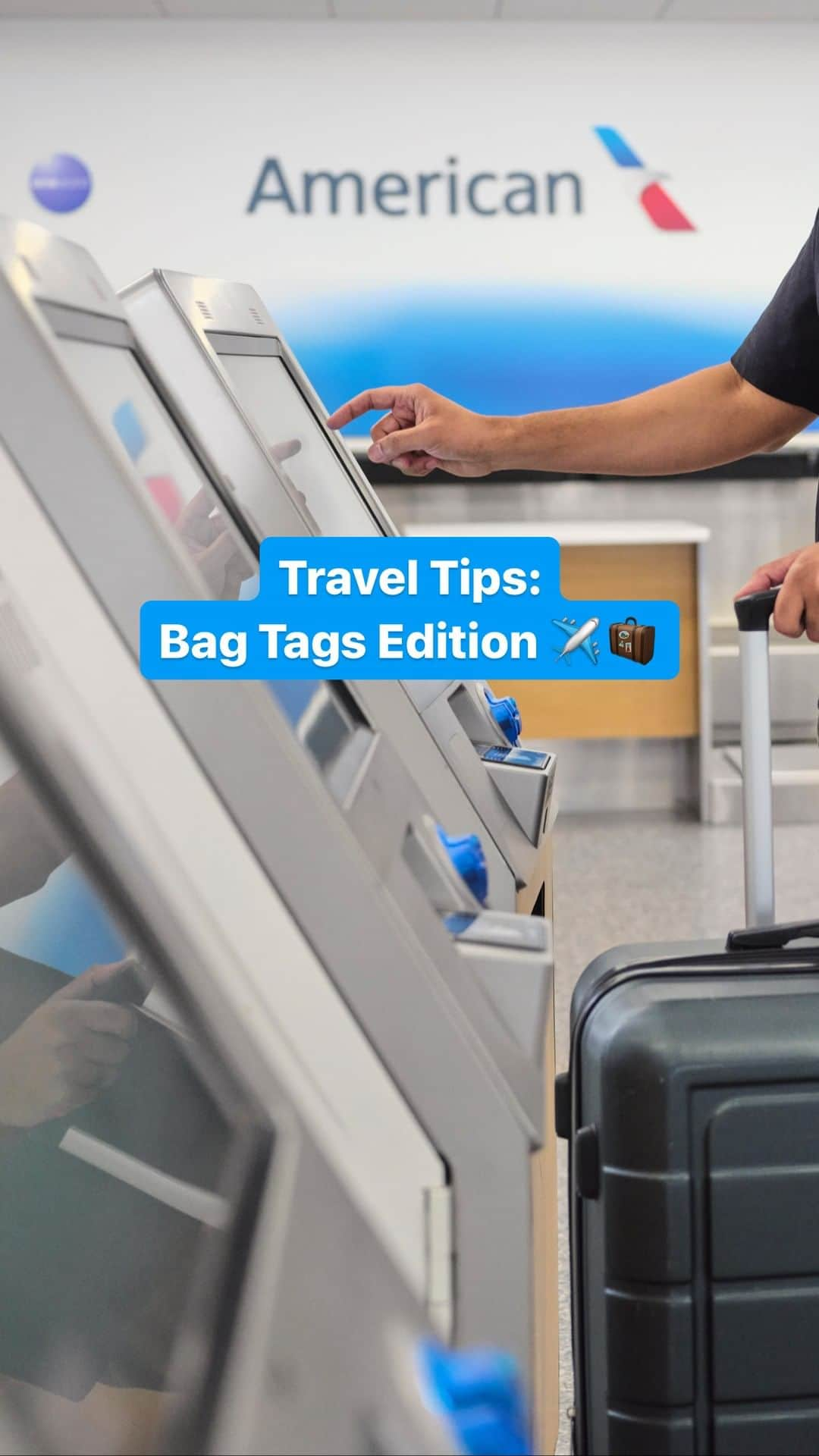 アメリカン航空のインスタグラム：「Bag-tag – you’re it! Zoom through check-in using this #TravelTip by using our kiosks to check your bags. Another great #TravelHack is to add your bags online using the American Airlines app which makes the process even faster!   Check out the link in our bio for more time-saving tips and how to use our mobile app to make your travel journey easier.」