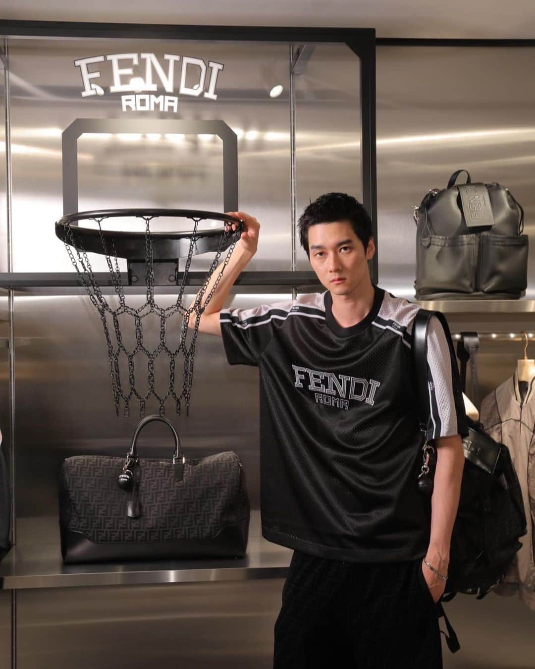 柳俊太郎さんのインスタグラム写真 - (柳俊太郎Instagram)「FENDI Active Basketball capsule Collectionポップインストアにお伺いさせて頂きました！ 内装がバスケットコートをイメージしたもので楽しかったです！  @FENDI  #FENDI #PR #栁俊太郎 #柳俊太郎 #ShuntaroYanagi」6月9日 19時13分 - shuntaroyanagi