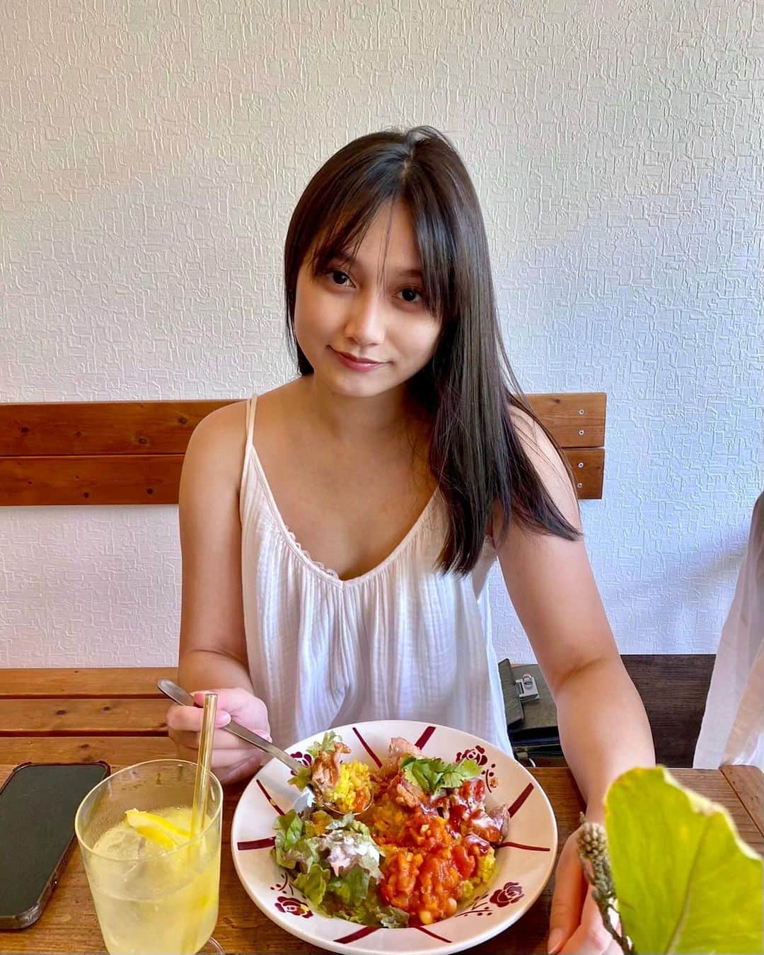 武田あやなのインスタグラム：「ペットOKなカフェ🍰🐈 この日はめっちゃ暑かったのよね . . . . . . . . . #ペット可 #カフェランチ #猫のいる暮らし  #ポートレート #黒髪ロング」