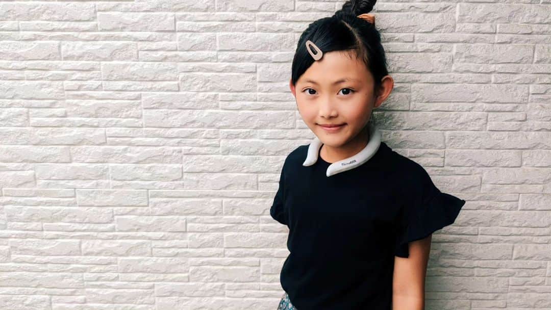 えりのインスタグラム：「@allegretto_apparel  #タイアップ . . 寒暖差にやられているうちの家族👨👩👦👧 皆様いかがお過ごしでしょうか。 先日の兄さんの運動会は暑すぎて 日焼け対策は万全だったのに 熱中症対策の甘さに体がこたえました😵 . 去年から引き続き我が家にマストな冷感グッズはこのネックバンド！ @allegretto_apparel のmechaCOOLは 拘りつくされたネックバンド❄️ 宇宙服の技術を応用した熱を吸収し一定温度を保つ特殊な素材PCMを使用していて 27度以下であれば屋外、屋内問わず自然と氷のように固まる！ 溶けて冷たくなくなっても冷水に10分程度つけておくだけで元通り🧊 氷水なら5分程度でokっていうのもすごい😳 27度をキープしてくれるので低温火傷の心配もないから もうすぐ誕生日で96歳のおばあちゃんにもプレゼントしようかな🎁✨ . 今ならショップで今だけお得な期間限定セール中みたい！ ストーリーにURLのせているのでぜひcheckしてみてください😊 . #冷感 #めちゃクール」