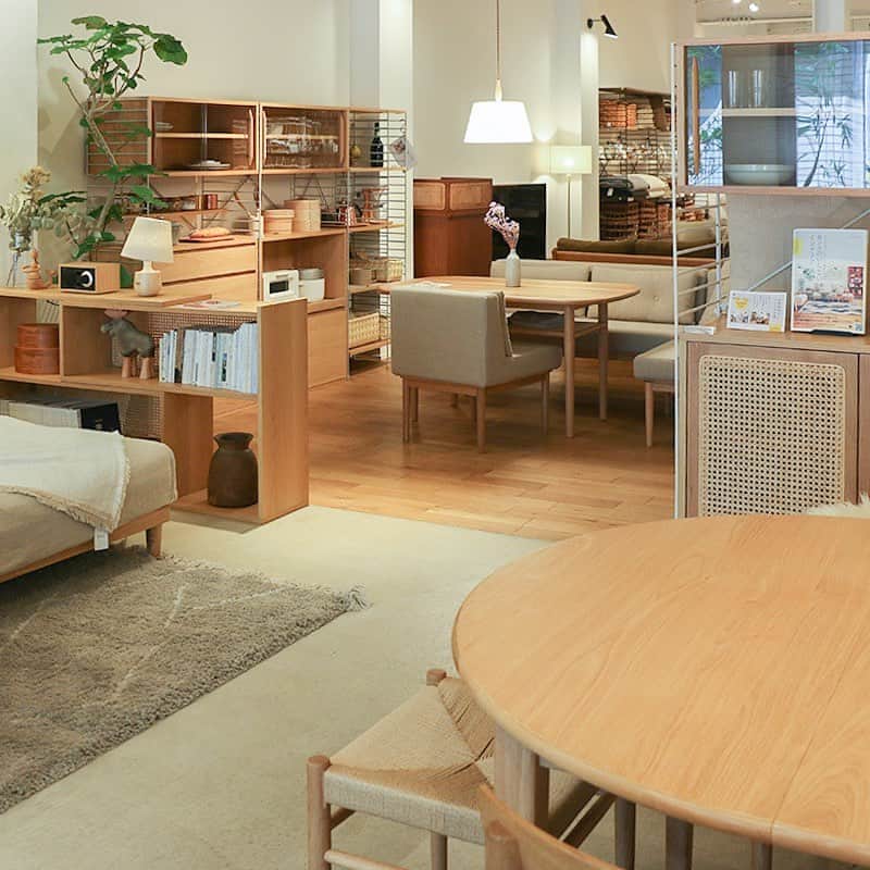 Re:CENO（リセノ）さんのインスタグラム写真 - (Re:CENO（リセノ）Instagram)「【お店だより】おうち時間が増える梅雨の時期。収納を見直し、暮らしを整えましょう。 ・ こんにちは。 Re:CENO KYOTOのミヤザキです。  全国的にも梅雨入りし、 過ごしやすい気温が続いていた5月と比べると、 6月はお家で過ごす時間が増えてきます。  お家にいる時間が長くなると、 どうしてもいつも以上に、 お部屋は散らかりやすくなってきます。  夕飯の買い出しに行くために、 食材を書き出したメモとペン。  お子さまが工作で使ったハサミやノリなどの文房具。  ついつい雑多なイメージの出てしまう小物類ですが、 「隠す収納」を上手に活用することで、 お部屋をスッキリと美しく保つことができます。  また、意匠性にも優れた収納家具は、 お部屋の中でパッと目を引く 「フォーカルポイント」としても活躍してくれます。  店頭でも、さまざまなタイプの 収納家具を展示しております。  「どう上手に収納していいかわからない。」 「こういったものが収納したい。」など、 ぜひ、お気軽にご相談ください。  それでは今週末も、 みなさまのご来店を心よりお待ちしております。  #リセノ #インテリア #インテリアショップ #京都 #暮らし #暮らしを楽しむ #暮らしを整える #収納 #隠す収納 #見せる収納  #キャビネット #receno #kyoto #interior #furniture #cabinet #chest #naturalvintage」6月9日 19時12分 - receno.interior