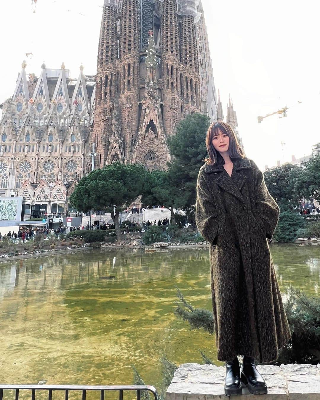 山崎怜奈さんのインスタグラム写真 - (山崎怜奈Instagram)「🇪🇸March, 2023  📍Barcelona, Reino de España 1882年の着工から建設が続くサグラダ・ファミリア。 未完の世界遺産を見に行こうと決めたのは、バックパッカーをしていた若き日の父が撮った1枚の写真がきっかけです。  大学で履修していた西洋建築の授業の最終レポートも 聖家族贖罪教会について書きました。楽しかった…！  「サグラダ・ファミリア」という名前は 日本語で「聖家族」という意味をもち、イエス・キリスト、聖母マリア、養父ヨセフのことを指すのだそう。  教会のシンボルとして中心部に位置するイエスの塔の完成後は、ここが世界一高い教会(高さ172m)になるのだとか。 次に見られるのは完成後かな。必ず、また！ 　  #Barcelona #Spain #españa #reinodeespaña  #sagradafamilia #antonigaudi #思い立ったが吉日旅 #スペイン #スペイン旅行 #サグラダファミリア #山崎怜奈」6月9日 19時21分 - rena_yamazaki.official