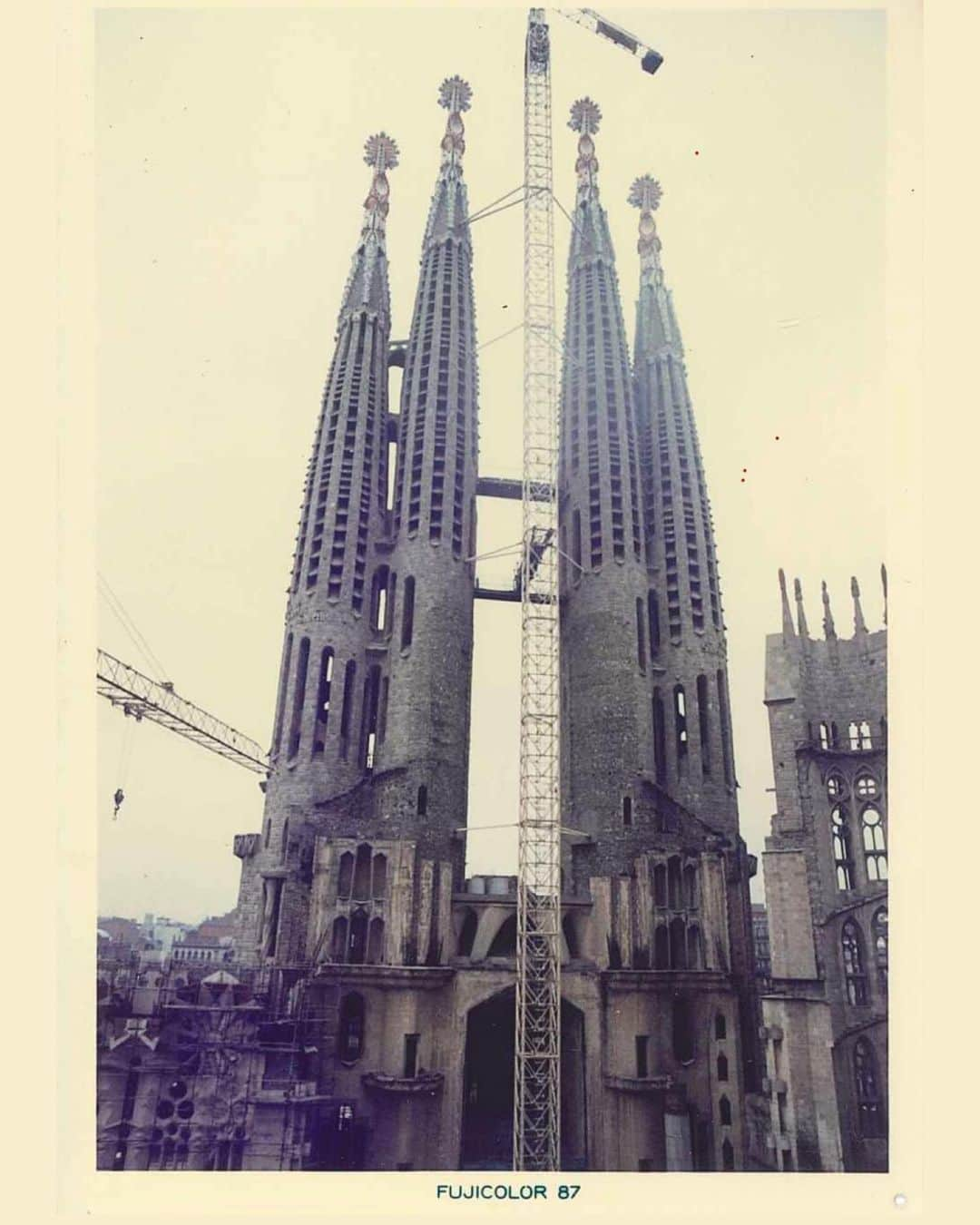 山崎怜奈さんのインスタグラム写真 - (山崎怜奈Instagram)「🇪🇸March, 2023  📍Barcelona, Reino de España 1882年の着工から建設が続くサグラダ・ファミリア。 未完の世界遺産を見に行こうと決めたのは、バックパッカーをしていた若き日の父が撮った1枚の写真がきっかけです。  大学で履修していた西洋建築の授業の最終レポートも 聖家族贖罪教会について書きました。楽しかった…！  「サグラダ・ファミリア」という名前は 日本語で「聖家族」という意味をもち、イエス・キリスト、聖母マリア、養父ヨセフのことを指すのだそう。  教会のシンボルとして中心部に位置するイエスの塔の完成後は、ここが世界一高い教会(高さ172m)になるのだとか。 次に見られるのは完成後かな。必ず、また！ 　  #Barcelona #Spain #españa #reinodeespaña  #sagradafamilia #antonigaudi #思い立ったが吉日旅 #スペイン #スペイン旅行 #サグラダファミリア #山崎怜奈」6月9日 19時21分 - rena_yamazaki.official