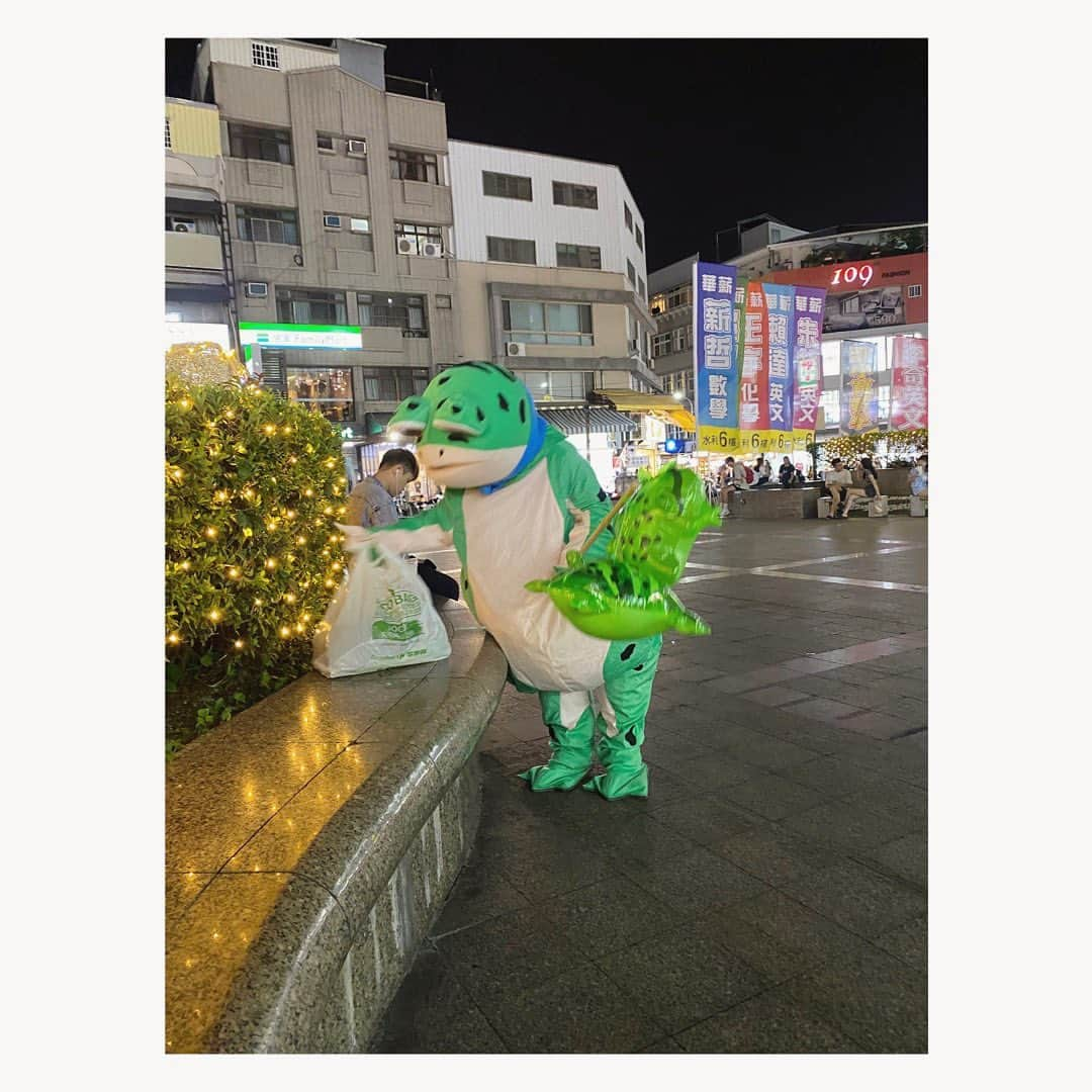 松本野々歩さんのインスタグラム写真 - (松本野々歩Instagram)「台湾旅日記　Day1  台北→台中  早朝の飛行機ゆえ ほぼ寝れぬまま羽田空港へ  疲れが溜まっていたのか なんだか体と肌のコンディションが最悪だぁ　 はぁ・・と思ってたのに  桃園空港に着くと力が湧いてくる あれ？不思議　元気　ちょー元気  台北から新幹線で台中へ  駅で出迎えてくれたのは 5年前と6年前にチリンとドロンを台湾に呼んでくれたご夫婦 （リューさんとウーさん）  とってもとっても　嬉しい再会！  まずはお昼ご飯を食べに行こうと 車で連れて行ってくれたのは 「三義」とゆう台中の街から離れた 落ち着いた木彫りの街  客家人の料理屋さん　「参代堂 」とゆうお店 美味しくて優しくて深くて 唸りながら食べた （初日からこんな美味くて どうなっちゃうのよ台湾！と思って 確かに　その後どこで食べても美味しかったけど ここ1番だったかも）  そして台湾　先住民の暮らしを再現した施設 「卓也小屋渡仮園区」へ連れて行ってもらう  台湾の田舎町に来るのは初めてで 車窓から見える自然や暮らしがいちいち楽しい  ゆっくりお茶をしながら 英語日本語　時々Google翻訳を使いながら 色んな話をする  そう　今回私たちは打ち合わせも兼ねてやってきたのだ  2年連続で台湾公演をオーガナイズしてくれて その次の年はスケジュール的に行けなくて 来年は　と話していたらコロナ  度々やり取りはしていたけれど 直接顔を見て話したい！と思い 今回の旅を決めました  言葉の壁はあるけれど 通訳の人に同行してもらわず 一生懸命目を見て話せて 更に絆が深まったような気がする  そして　お二人とはまた明日！ と手を振り 夜の台中の街へ  宿から1番近い夜市が 若者多いエリアで 若干ポップ  これはこれで楽しい 何より旅が始まったことを実感して興奮してる  広場で人間観察した後 少しローカルなエリアに行って これまたローカルなご飯屋さんで ちょっと食べて　一杯飲んで　 流石にヘロヘロなことに気がついたので 帰りました」6月9日 19時14分 - nonohoms