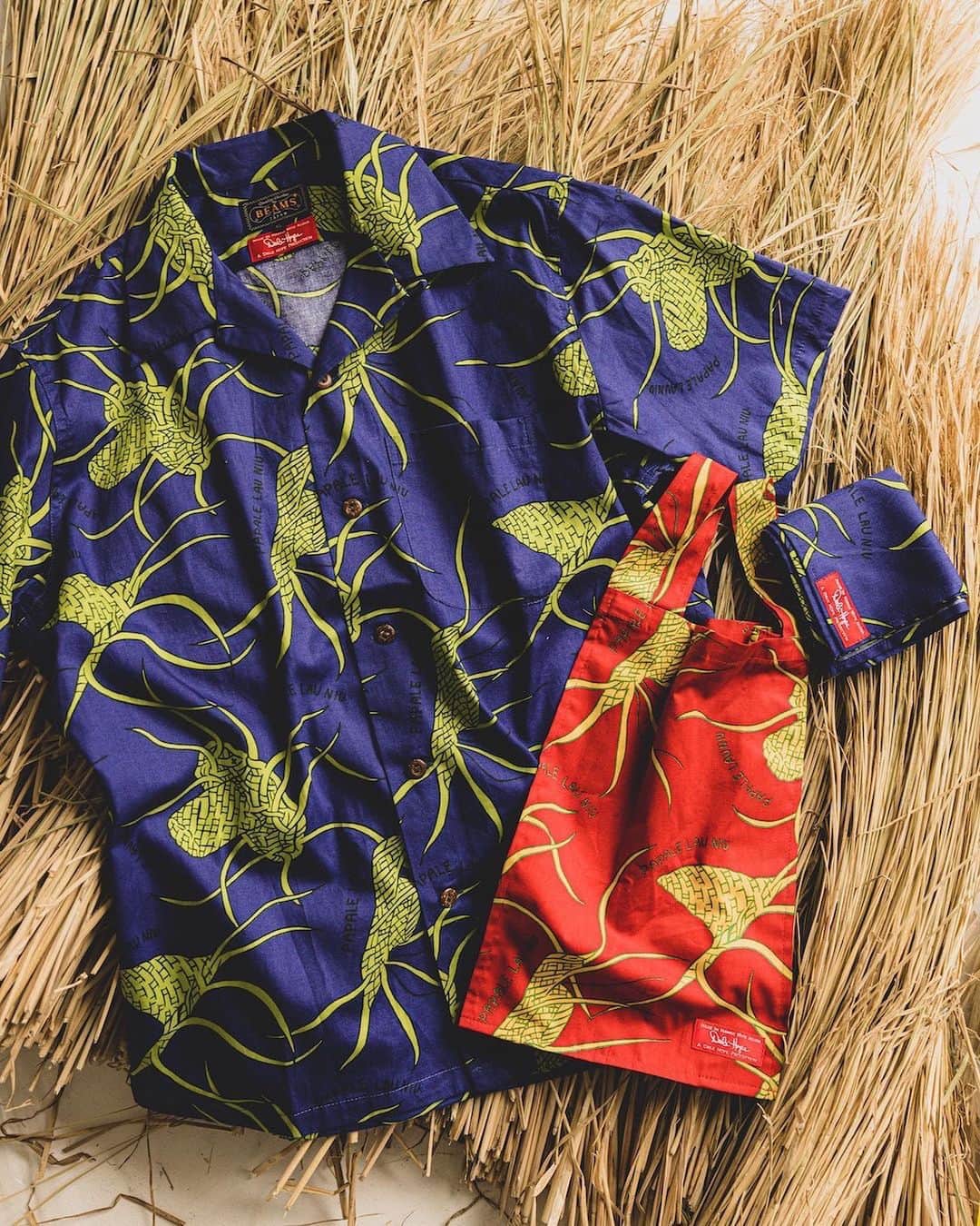 BEAMS+さんのインスタグラム写真 - (BEAMS+Instagram)「... DALE HOPE × BEAMS PLUS 6.10(Sat.) Release ... A special order with Dale Hope, a world-renowned master of the aloha shirt world. In addition to the aloha shirts that are popular every season, a handkerchief and tote bag are also available. The design was inspired by the process of making "Papale lau nui" coconut hats from Dale's archives. The fabric is made of cotton poplin in consideration of the Japanese climate, and the product is made in Hawaii. Enjoy the perfect mood for the coming season!  -----------------------------  世界的巨匠としてアロハシャツ界を牽引する、Dale Hope氏と手がける別注。 今回は、毎シーズン人気を博すアロハシャツに加え、ハンカチーフとトートバッグを展開。 Dale氏の所有するアーカイブの中から『Papale lau nui』のココナッツ帽子を製作する過程からインスピレーションを受け、デザインされた柄を採用。 生地は日本の気候を考慮したコットンポプリン素材で製作し、Made In Hawaiiにこだわり仕上げました。 これからの季節にぴったりなムードをお楽しみください！  . @dalehope808 @beams_plus @beams_plus_harajuku @beams_plus_yurakucho #dalehope #beamsplus」6月9日 19時17分 - beams_plus_harajuku