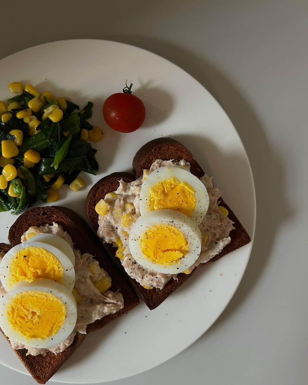 Honokaのインスタグラム：「. . ベースブレット ミニ食パン アレンジ🤭🩷    ①ライトツナ/スイートコーン   カッテージチーズを混ぜて、 ②焼いておいたミニ食パンに乗せて、 ③カットしたゆで卵を盛り付けて完成🧞‍♂️🪄︎︎  みんなも好きなの乗せてアレンジしてね🥰  ︎︎︎︎☑︎初回限定20%OFF ︎︎︎︎ ☑︎定期縛りなし お得なURLは ハイライトの「毎日パン🥖」 から見れるよ👀  ▶▶価格詳細(プロフィール欄URLからの購入時のみ) ・16袋セット: 2,992円 ・32袋セット:6,176円 ・2回目以降は10%offです✨ ・解約はいつでもできる◎ ・コンビニで買うと1袋248円からだけど  プロフィールURLからだと1袋184円から🤭  #栄養士  #プロモーション #BASEBREAD #置き換えダイエット #たんぱく質 #朝ごぱん #BASEFOOD #美活 #筋トレ女子 #gymgirl」