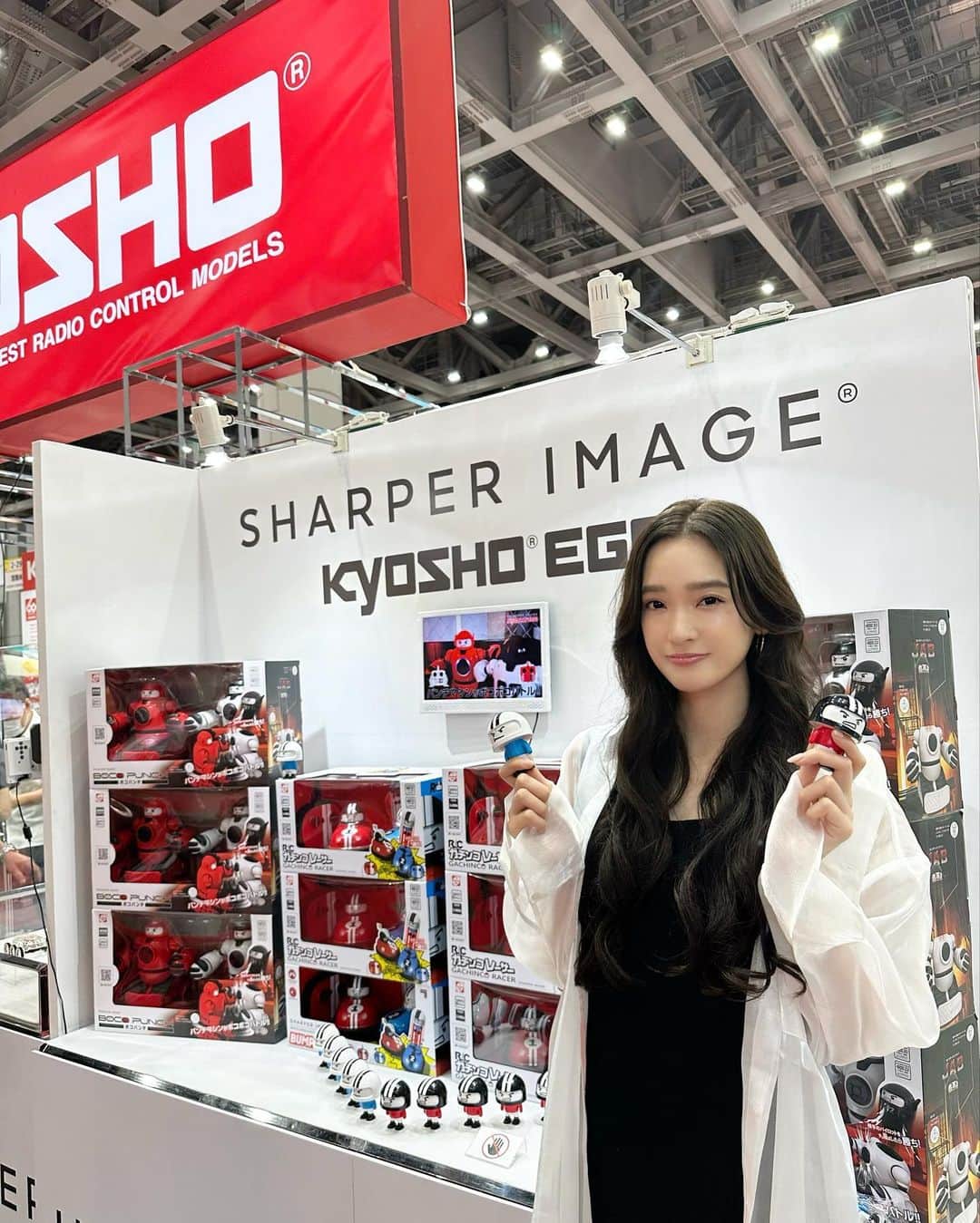 太田麻美のインスタグラム：「【東京おもちゃショー2023】 明日からいよいよ一般公開日です✨ 私が手に持っているのは、ガチンコレーサーの可愛いフィギュア❣️ こちらは体験会参加者にプレゼントされるそうですよ😊 この機会に是非GETしてくださいね🫶🏻  @kyosho_egg_  @kyosho_official_minicar_toys  @kyosho_rc_models_official   #kyosho #kyoshoegg #sharperimage #toy #racequeen #rq #model #京商 #京商エッグ #kyoshoアンバサダー #東京ビッグサイト」