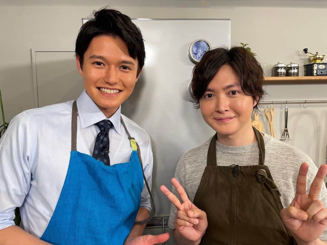 高柳光希のインスタグラム：「. 今夜20:57からの金スマで 料理研究科のリュウジさんのお手伝いをしています🍳  学生の頃からリュウジさんのYouTubeを参考に 料理をしていましたが まさかご本人の料理を食べられる日が来るとは😭  研究し尽くされた簡単で美味しいレシピの数々 ぜひご覧ください！！！  #金スマ #リュウジ さん #リュウジのバズレシピ」