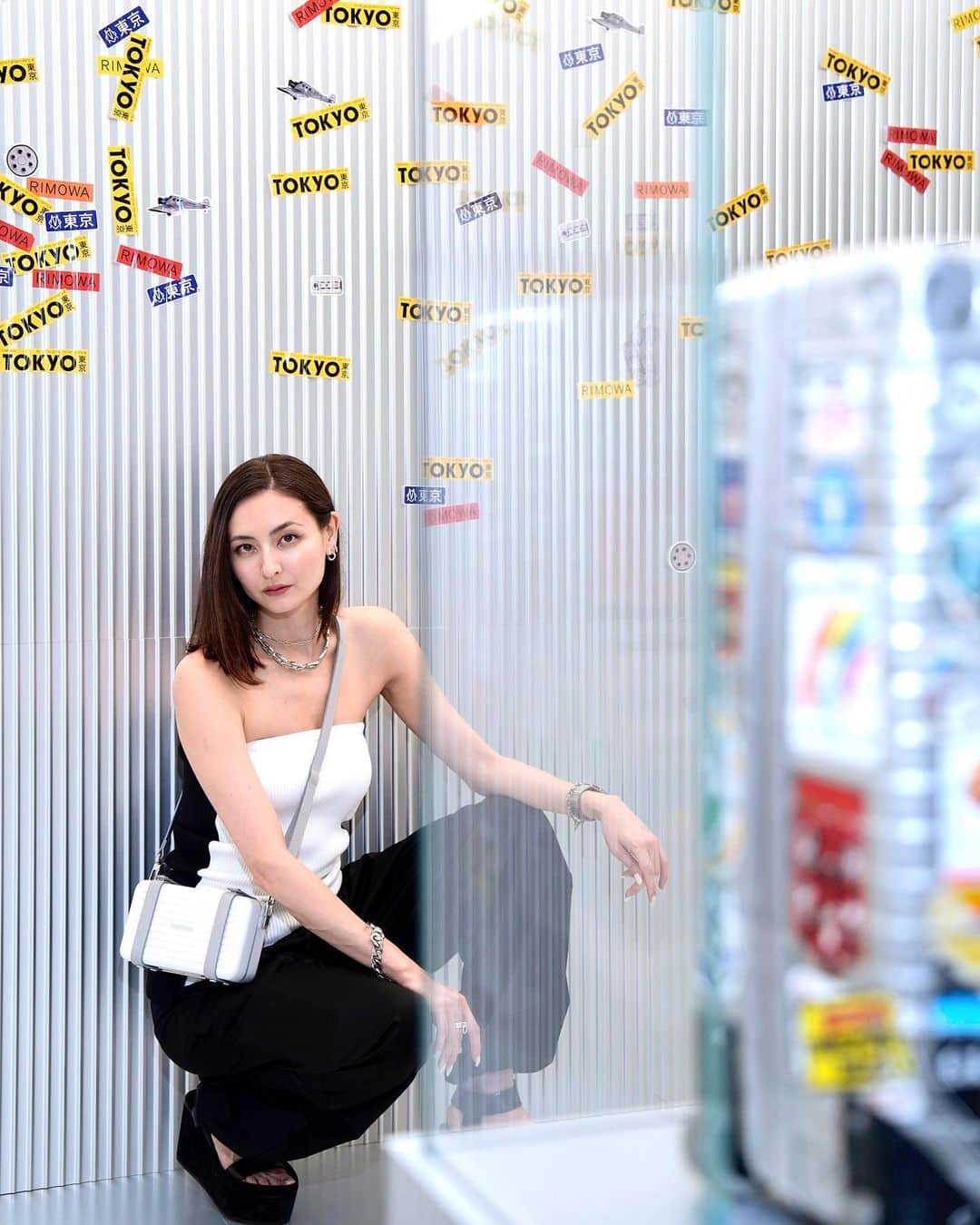 エリーローズのインスタグラム：「@rimowa 125周年アニバーサリー展 「SEIT 1898」  改めてリモアの歴史が知れた 125周年アニバーサリー展。  TPOに合わせて作られた旧式モデルから コラボデザインまで幅広くディスプレイ。  リモア愛用者としてはとても興味深い展示でした。  新モデル欲しくなっちゃったな〜♡  #RIMOWA125 #RIMOWAseit1898」