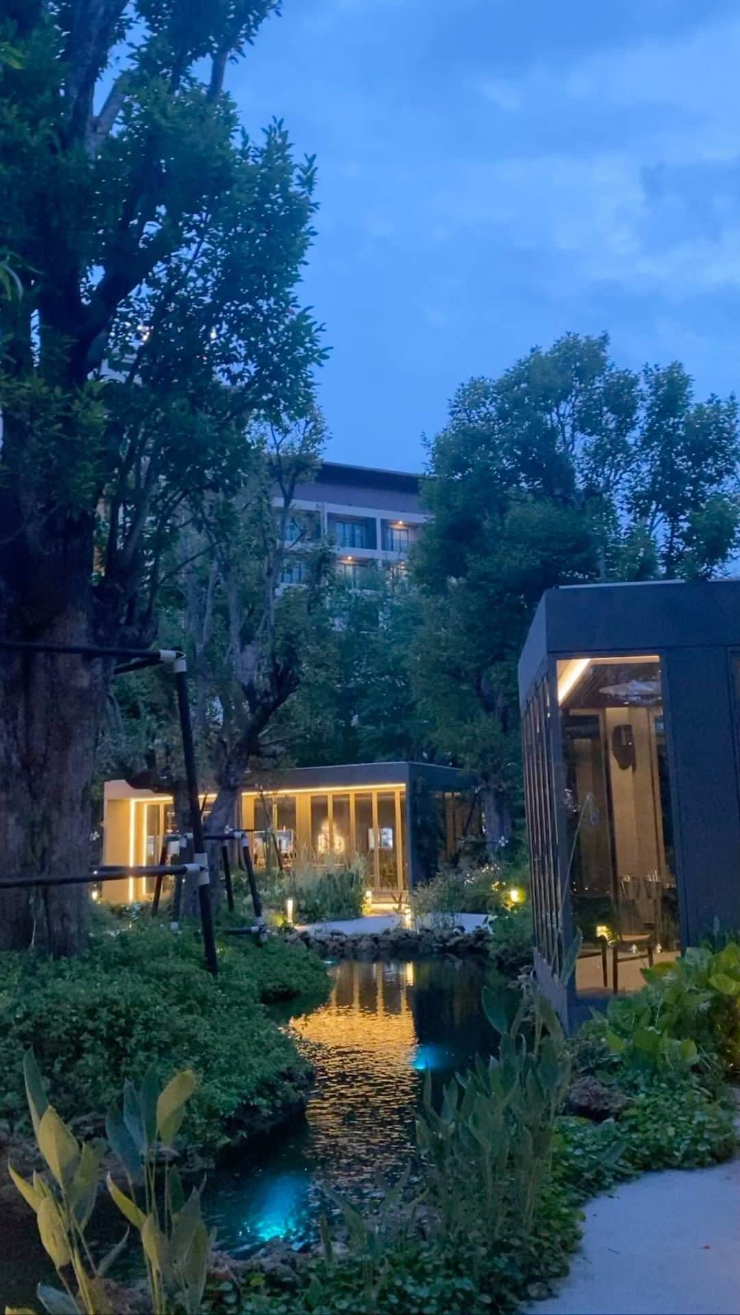 GYEON SEOのインスタグラム：「_* such a pleasant time at @rern.bangkok  . . คือดีมาก อร่อยทุกจาน อาหารใต้แบบ fine dining แต่ความจัดจ้านของอาหารใต้ยังอยู่เต็มที่ พาเพื่อน มาจากเกาหลีไปทานด้วย เพื่อนๆบอกอร่อยไม่ไหว 😆 เป็น fine dining แต่ฟิลเหมือนกินข้าวที่บ้านเลย อิ่มมากๆ เอาจริงๆก่อนเข้า main courseก็อิ่มไปแล้ว 🙈 เอนจอยอิทติ้งมากๆ จะไปทานอีกแน่นอน 🙌🏻 ขอบคุณ พี่ๆพนักงาน เชฟ และ ผู้จัดการร้าน ที่ดูแลอย่างดีนะคะ 🫶🏻」