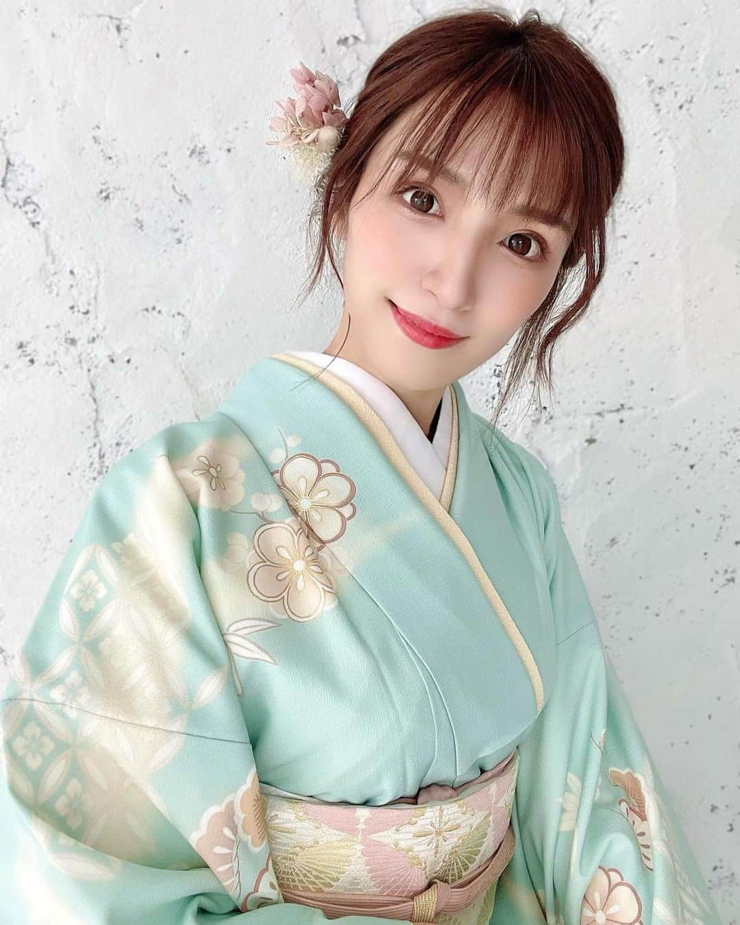 白瀬由莉のインスタグラム：「先日の浴衣&お着物撮影の時の📸  たくさん着させてもらったけど ほんとどれもかわいかった🥹👘💚  今年は花火大会やお祭り行けたらいいなあ🤤♡  今回はSNS載せてもOKやったので たまにはお仕事ポストしとく👶🏻♡  明日も素敵な1日を☺️🌈  🌷🧚🏻‍♀️🌻」