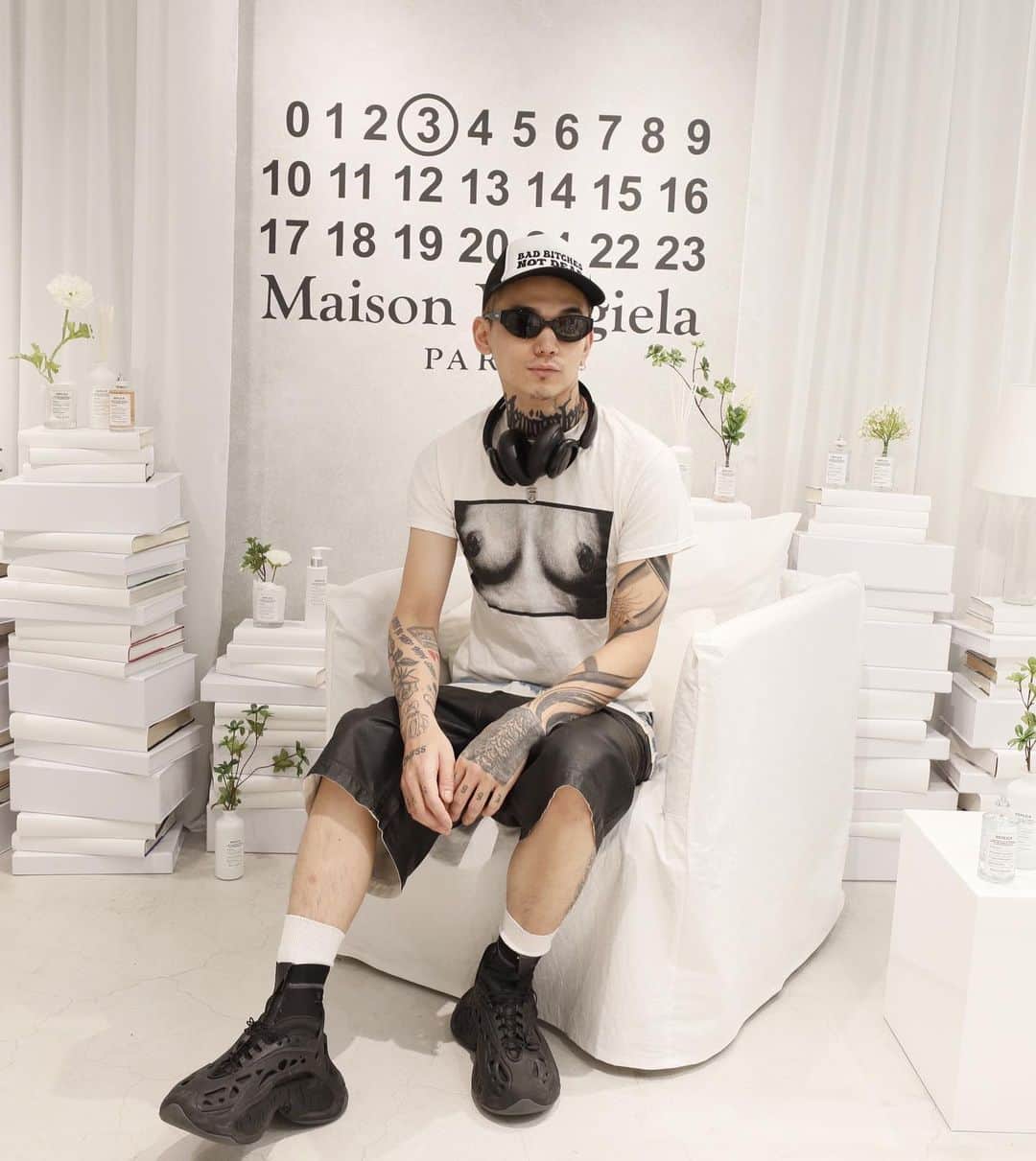 カワグチジンのインスタグラム：「@maisonmargiela   10年くらい使ってる香水のボディクリームとかディフューザーとかアロマキャンドルとか出ててアガった。」