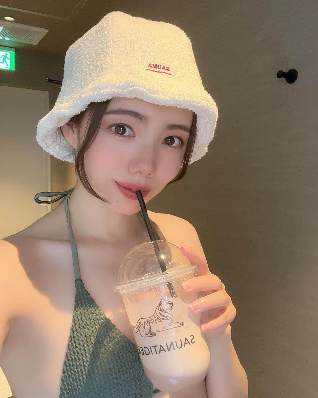 波田妃奈さんのインスタグラム写真 - (波田妃奈Instagram)「サ活のマストグッズ🧖サウナハット🤍  髪は熱に弱く、濡れているとよりダメージを 受けやすいのでサウナハットは必須😉  あとのぼせやすい人は サウナハットがあると だいぶ違いますよん😳  写真は@_saunatiger_ にて♨️ この時期まだ涼しいので 外気浴気持ちよかった〜☺️ 檜のあったかいお風呂もあるので 最後身体温めて帰れるのも嬉しい💡  #サウナ #赤坂サウナ #サウナタイガー #saunatiger #サウナー #サウナ女子 #サウナ好きな人と繋がりたい #水着 #shein水着 #ボディメイク #フィットネス #トレーニング #ひなトレ🐥 #ダイエット #ヘルシー #モデル #エニタイム女子 #波田妃奈 #workout #bodymake #fitness #gym #healthy #japangirl #model @sauna.totonou」6月9日 19時39分 - hina__fitness