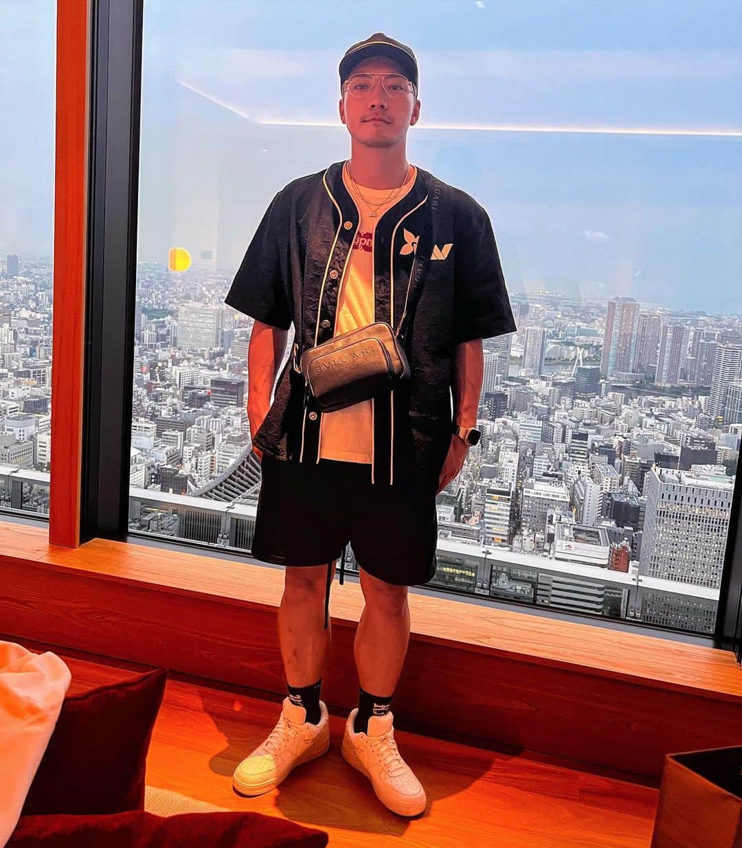 のインスタグラム：「My 37th birthday🎈  「今年こそ」とか「まだまだ」とか毎年の合言葉になってきてますが...少しずつ、一つずつ、やるしかない🔥 でも36歳の年はずっと言ってた3Dグラフィック、トラックメイキングをはじめれました‼️37歳のSWAYはよりマルチになる🔥  でも基本は音楽、そして役者。 SWAY、ドーベル、劇団EXILE。  よろしくお願い致します‼️  いつもたくさんのサポート、 本当に感謝です✨ Big love to D6❤️‍🔥  今日はブルガリホテルさんからご招待いただき、東京を眺めて眠りにつきます😌」