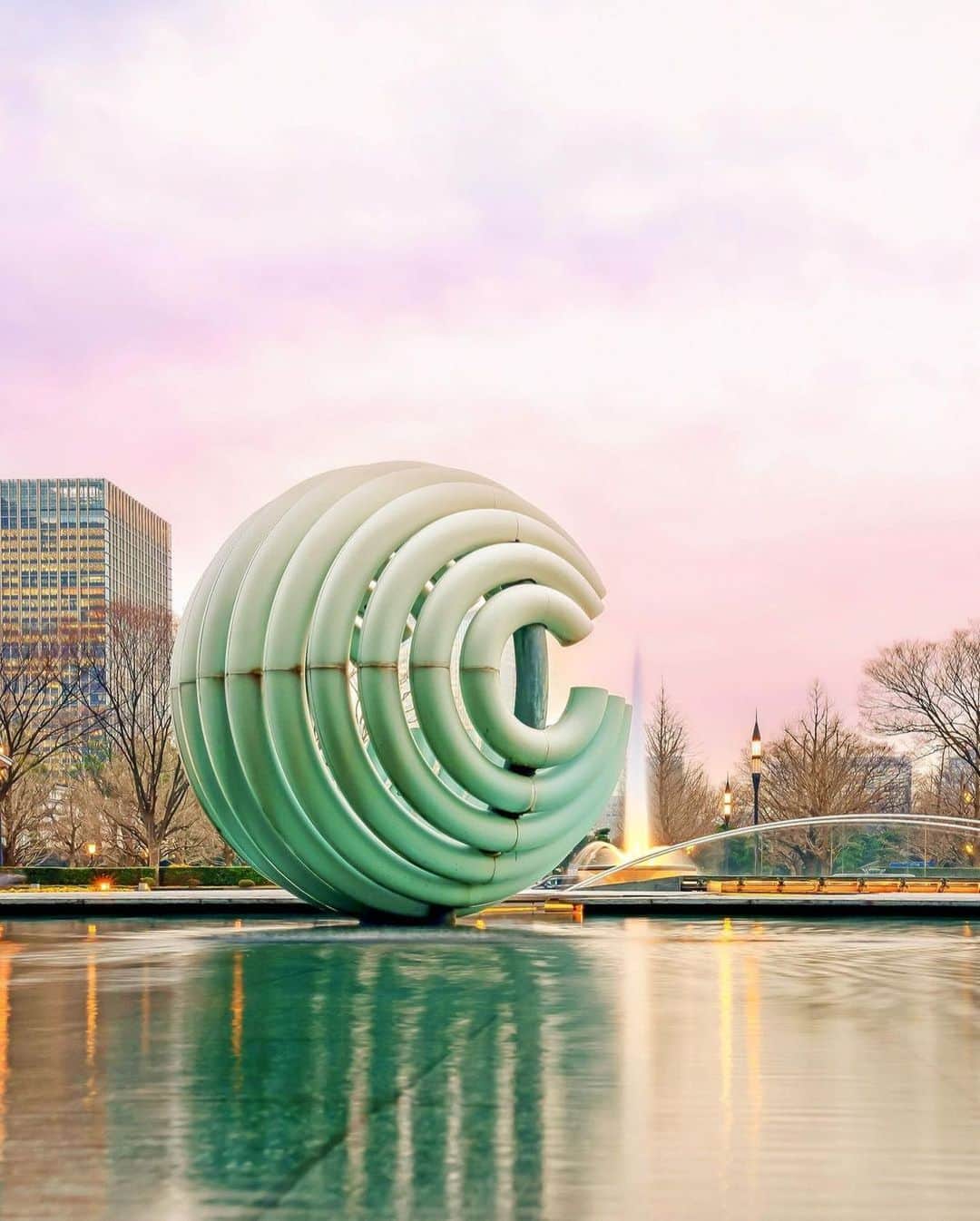 のインスタグラム：「Do you know what this mysterious shape is?  It's a fountain! ⛲️ At the Wadakura Fountain Park in the Imperial Palace's outer gardens, visitors can enjoy a uniquely designed fountain area. - 不思議な形をしたこちらのモニュメント、なんだか分かりますか？  実は、噴水なんです⛲️ 皇居外苑にある「和田倉噴水公園」では、ユニークでデザイン性の高い噴水施設を楽しむことができます。  #tokyoartsandculture 📸: @sound_astra1」