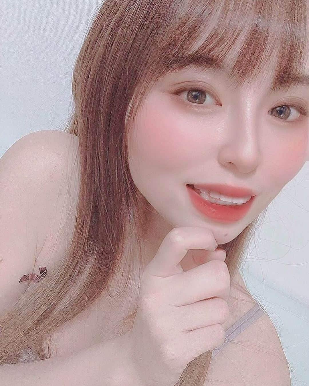 和田真里のインスタグラム：「30歳になりました🐹🎀 今年は健康に気を遣いたい。胃を整える💚 これからも花葡萄の夜に宜しくお願いします( ¯ᵕ¯ )🍇 来週は山形出張♨️ ． #温泉モデル #温泉女子 #グラドル  #胃腸炎  #銭湯 #露天風呂 #混浴 #混浴露天風呂 #野湯 #秘湯  #camera #photo #travel #YouTube  #一人旅 #旅好きな人と繋がりたい #旅スタグラム #銀座 #銀座ホステス #銀座クラブ #歌舞伎町 #六本木  #キャバ嬢 #ラウンジ嬢 #スナック #ガールズバー #ホスト  #ホステス #わだまり  #クラブ花葡萄」