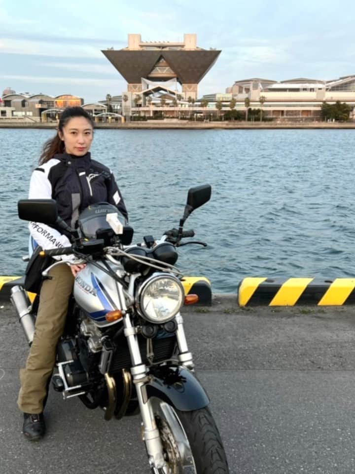 金田彩奈のインスタグラム：「🏍  CB400の思い出💙  #バイク #バイク女子 #バイク乗り #バイクのある生活 #バイクのある風景 #バイク好き #バイク好きな人と繋がりたい #バイク乗りと繋がりたい #バイク旅 #バイクツーリング #バイクライフ #バイクが好きだ #カブ #スーパーカブ #cub #supercub #cb400 #gsxs1000gt #bike #bikelife #biker #bikegirl #motercycle #bikeweek #bikewear」
