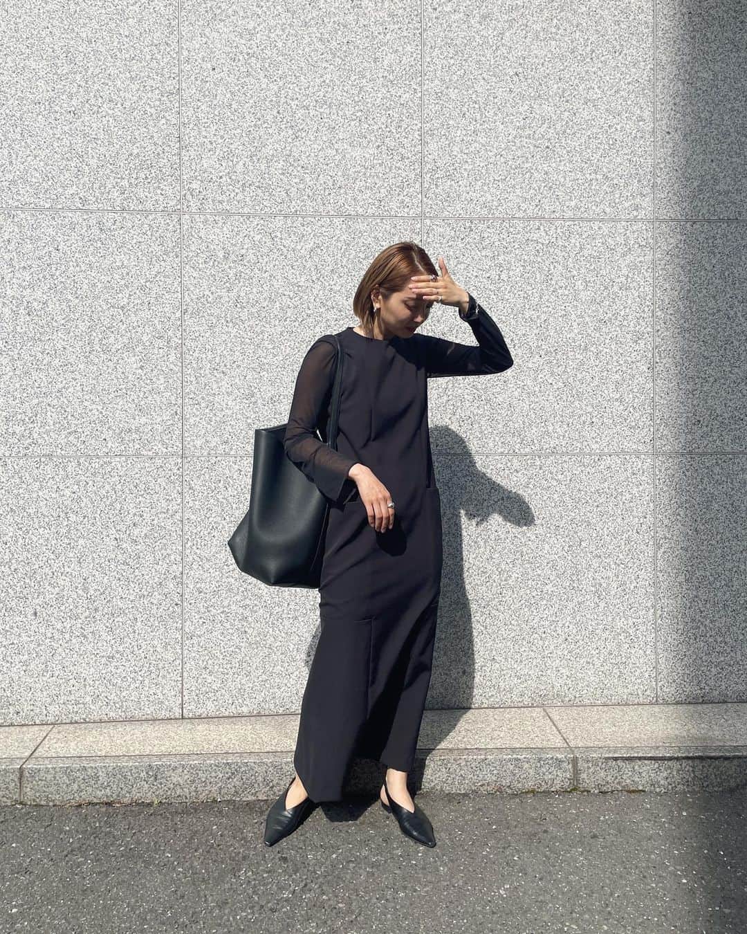 かんだまのインスタグラム：「終日企画会議の日のコーデ。 最近の東京の気候には、ユニクロ×mameのシアートップスが大活躍🙆‍♀️ まだ1枚で着るには早いだろうっていうアイテムの下に重ねてる。そして大体オールブラックコーデでまとめてる☺︎  靴とバッグは平日ほぼこれで固定。  着ているワンピは大のお気に入りマルゥ。昨年買って今年も既に大活躍💯 こんな感じで仕事に着て行ってるけど、両サイドにつけた大きいポッケが休日子連れのお出かけでも大活躍。まじ何でもホイホイ入れちゃってる☺︎笑  #だま服 #モノトーンコーデ #オールブラック #オフィスコーデ #ワンピースコーデ #ママコーデ #marwunitedarrows #マルゥ_ua #uniqlo #ユニクロ」