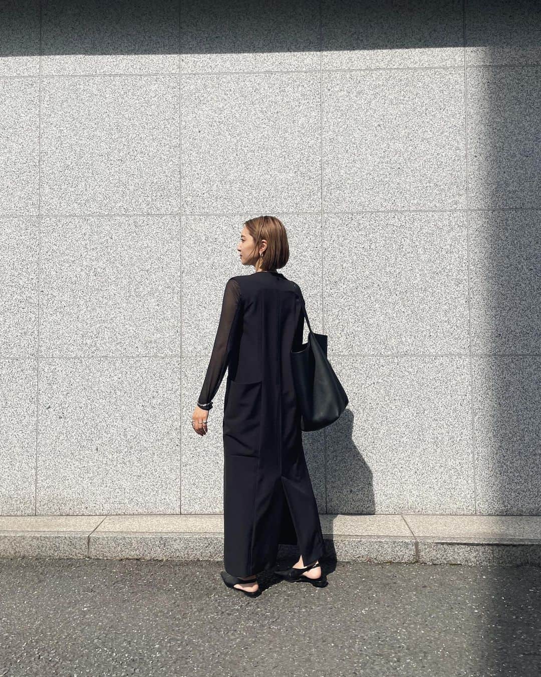 かんだまさんのインスタグラム写真 - (かんだまInstagram)「終日企画会議の日のコーデ。 最近の東京の気候には、ユニクロ×mameのシアートップスが大活躍🙆‍♀️ まだ1枚で着るには早いだろうっていうアイテムの下に重ねてる。そして大体オールブラックコーデでまとめてる☺︎  靴とバッグは平日ほぼこれで固定。  着ているワンピは大のお気に入りマルゥ。昨年買って今年も既に大活躍💯 こんな感じで仕事に着て行ってるけど、両サイドにつけた大きいポッケが休日子連れのお出かけでも大活躍。まじ何でもホイホイ入れちゃってる☺︎笑  #だま服 #モノトーンコーデ #オールブラック #オフィスコーデ #ワンピースコーデ #ママコーデ #marwunitedarrows #マルゥ_ua #uniqlo #ユニクロ」6月9日 19時47分 - koike_weekend