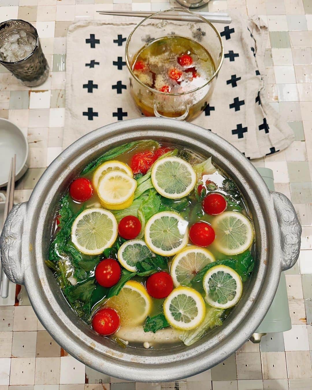 鈴木奈々のインスタグラム：「つばさちゃんが作ってくれた レモン鍋が美味しすぎました😍✨ 見た目もオシャレで可愛い💓💓💓 #つばさちゃんの手作り料理👩‍🍳 #ごちそうさまでした🙏」