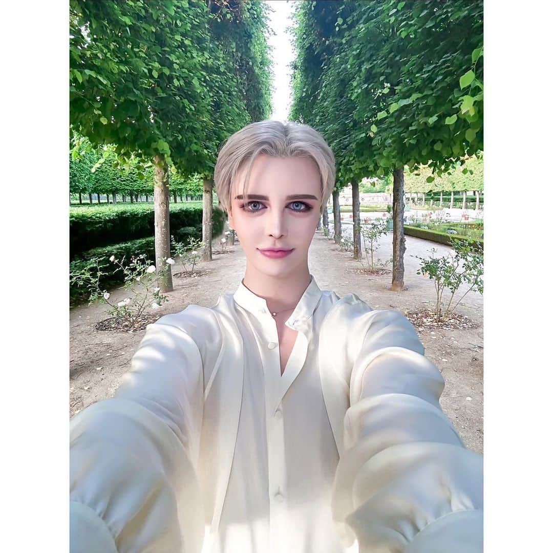 Matt（マット）さんのインスタグラム写真 - (Matt（マット）Instagram)「・ ヴェルサイユ宮殿のガーデンで たくさんの薔薇と出会えた🌹 @chaumetofficial  @chateauversailles」6月9日 19時43分 - mattkuwata_official2018