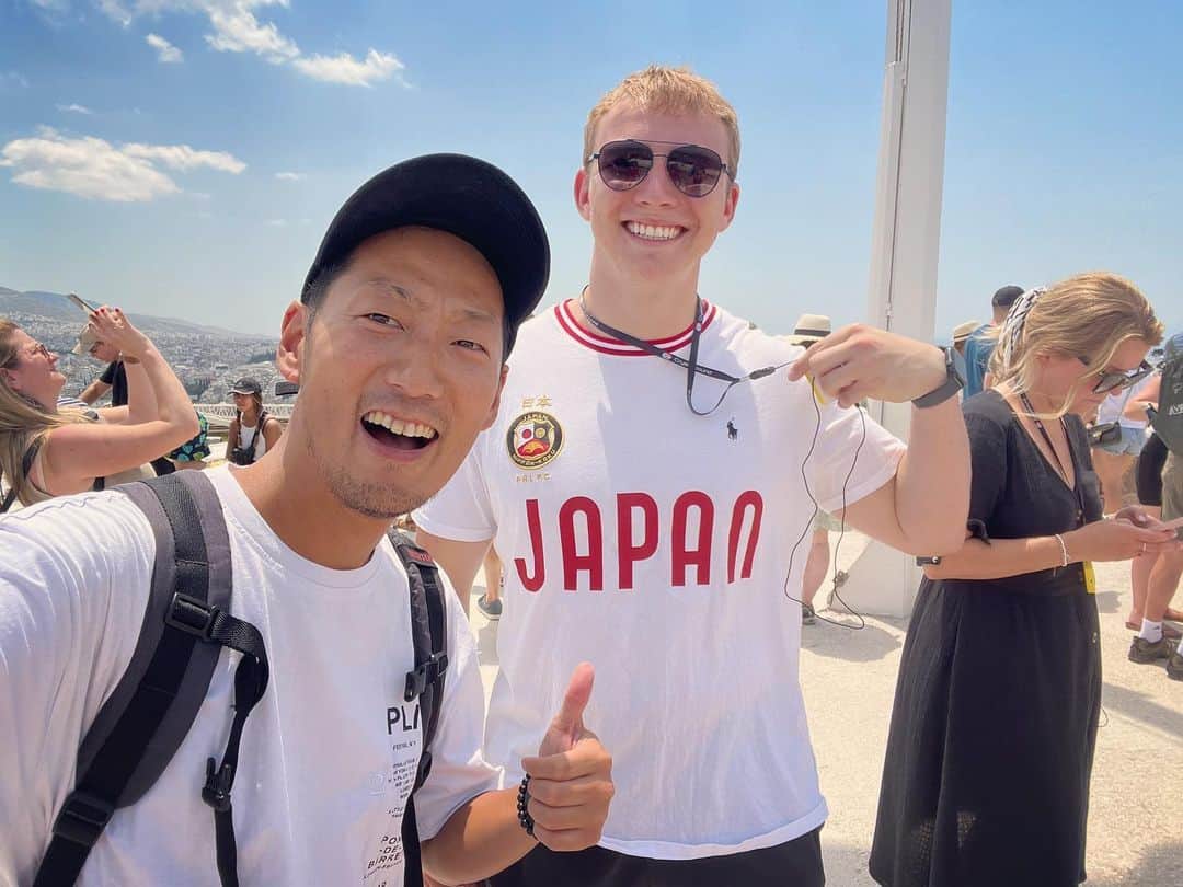 DJ MEGURUのインスタグラム：「ポイントは彼は日本に行ったことがないという事です。  #憧れの国のTシャツを着る男 #めっちゃ日本好きやん #僕なら行ったことがない国のＴシャツは着ません #彼の夢は日本に行く事です #嬉しいね #有難いね  #JAPAN #ギリシャ #アテネ #アクロポリス #パルテノン神殿 #世界遺産 #海外旅行 #世界一周中」