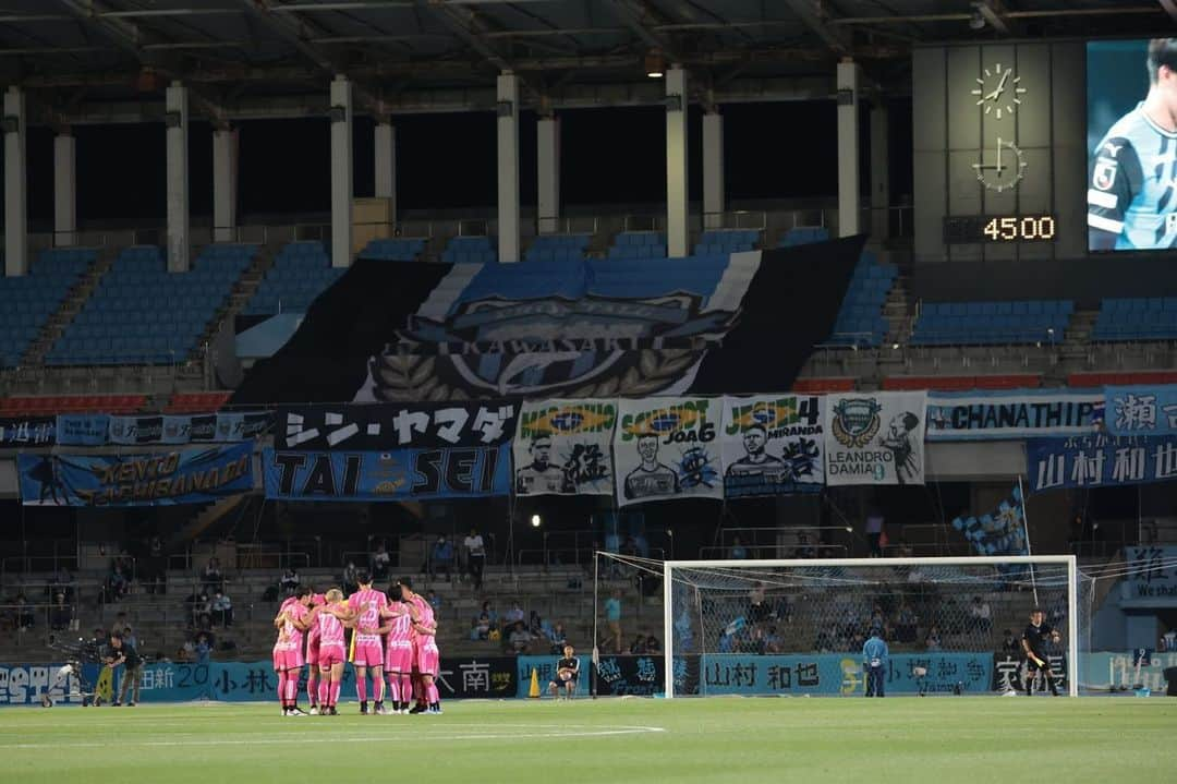 内田錬平のインスタグラム：「2023/6/7 天皇杯2回戦 vs 川崎フロンターレ 1-3 lose  アウェイの地で最後の最後まで声を出して共に闘った栃木シティサポーターの皆様に感謝です。残された試合で恩返ししていきます。 沢山の応援ありがとうございました。  サッカー選手として悔しいのはもちろん。天皇杯楽しいね。  #天皇杯 #栃木シティ #川崎フロンターレ」