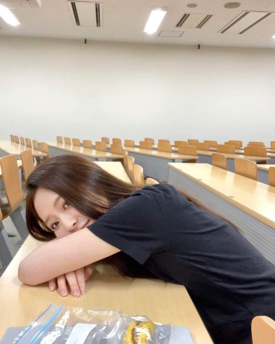 神谷明采のインスタグラム：「卒業するためちゃんと大学通ってます👩‍🎓🎒  東大経済学部棟のゼミ室で 家から持ってきたおやつのバナナ頬張ってたらめっちゃ笑われた👧🍌  #バナナはおやつに入りますか #東大生の日常」