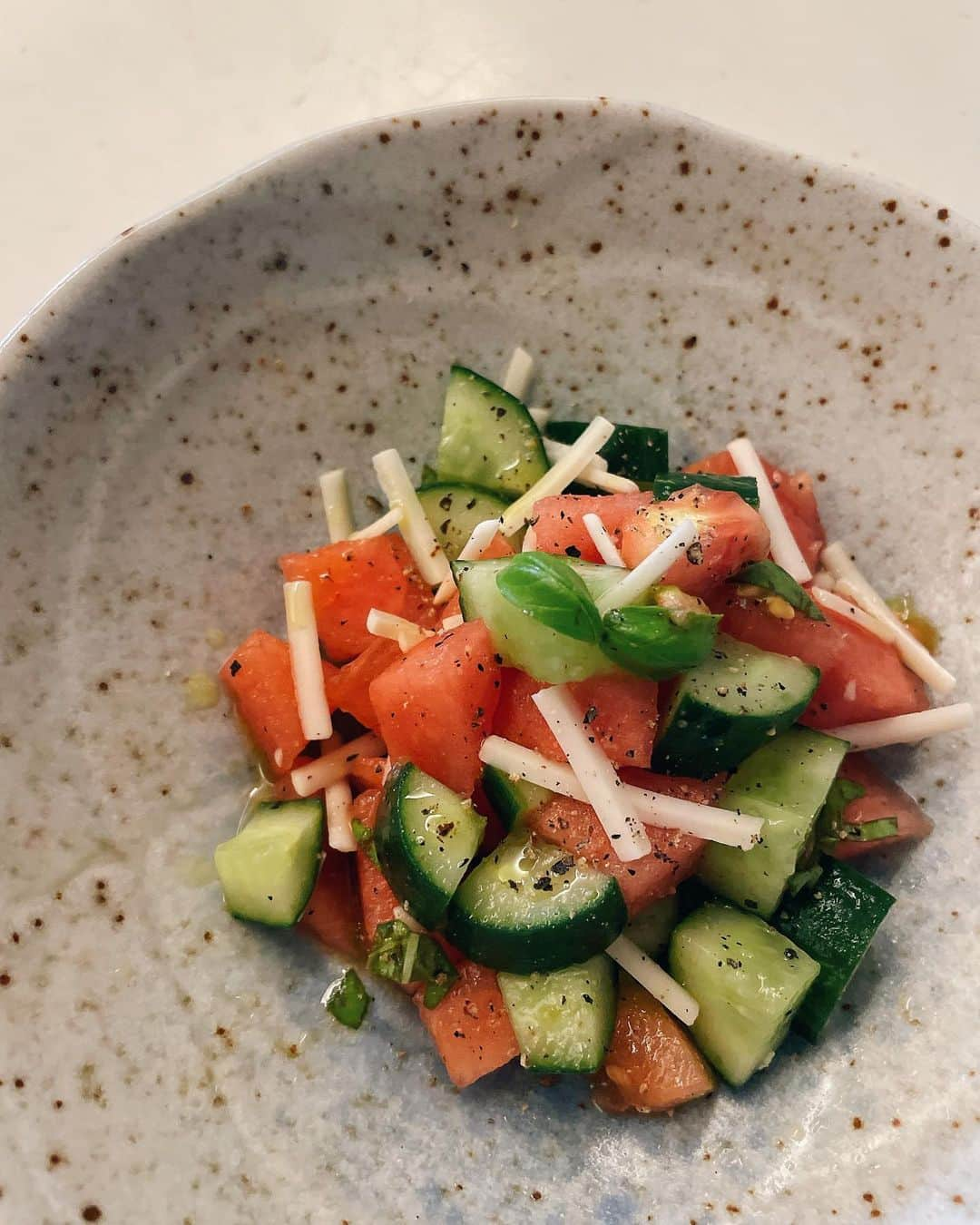 芝彰子さんのインスタグラム写真 - (芝彰子Instagram)「🍅🥒🍉  すいかとトマトのチョップドサラダ🌱 Watermelon Chopped Salad (V)  大好きで大好きで 愛して止まないすいか🍉 最近スーパーでもよく見かけるように☺️  そんなすいかをサラダに合わせてみました🥗  ✏︎ ダイス状にカットした トマトときゅうり、すいかに オリーブオイル、アップルサイダーヴィネガー、 天日塩、ブラックペッパー、ガーリックパウダー少々。  少し置いて馴染ませてから 最後にチーズ、お家栽培バジル🌿をさっと和えて完成✨ ✏︎  今回はココナッツオイルで出来た #ヴィーガンチーズ 🧀にしたけれども 本当はカッテージチーズやリコッタが合う◎  バジル🌿は切るよりも 手でちぎった方が香りが立つよ！  さっぱりもりもり食べられちゃうから これからの時期おすすめです☺︎  . #vegansalad #watermelon #choppedsalad #saladrecipe #ヴィーガンレシピ #ヴィーガンサラダ #チョップドサラダ #野菜を食べよう」6月9日 19時57分 - akiaki1221