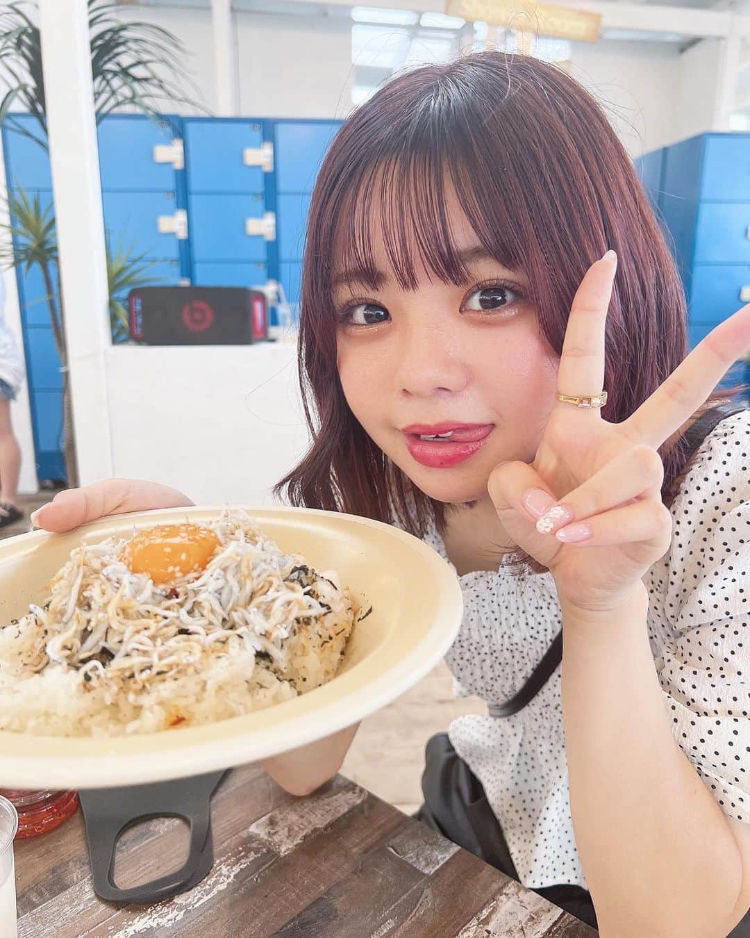 宮里莉羅のインスタグラム：「江ノ島で食べたしらす丼！！ 今年も行きたい(  ｰ̀֊ｰ́ )  #江ノ島#江ノ島グルメ#しらす丼#海の家#02년생  #follow#followme#f4f#likeforlike#follow4follow#fyp#instagood#japanesegirl#instalike#selfie#ootd」