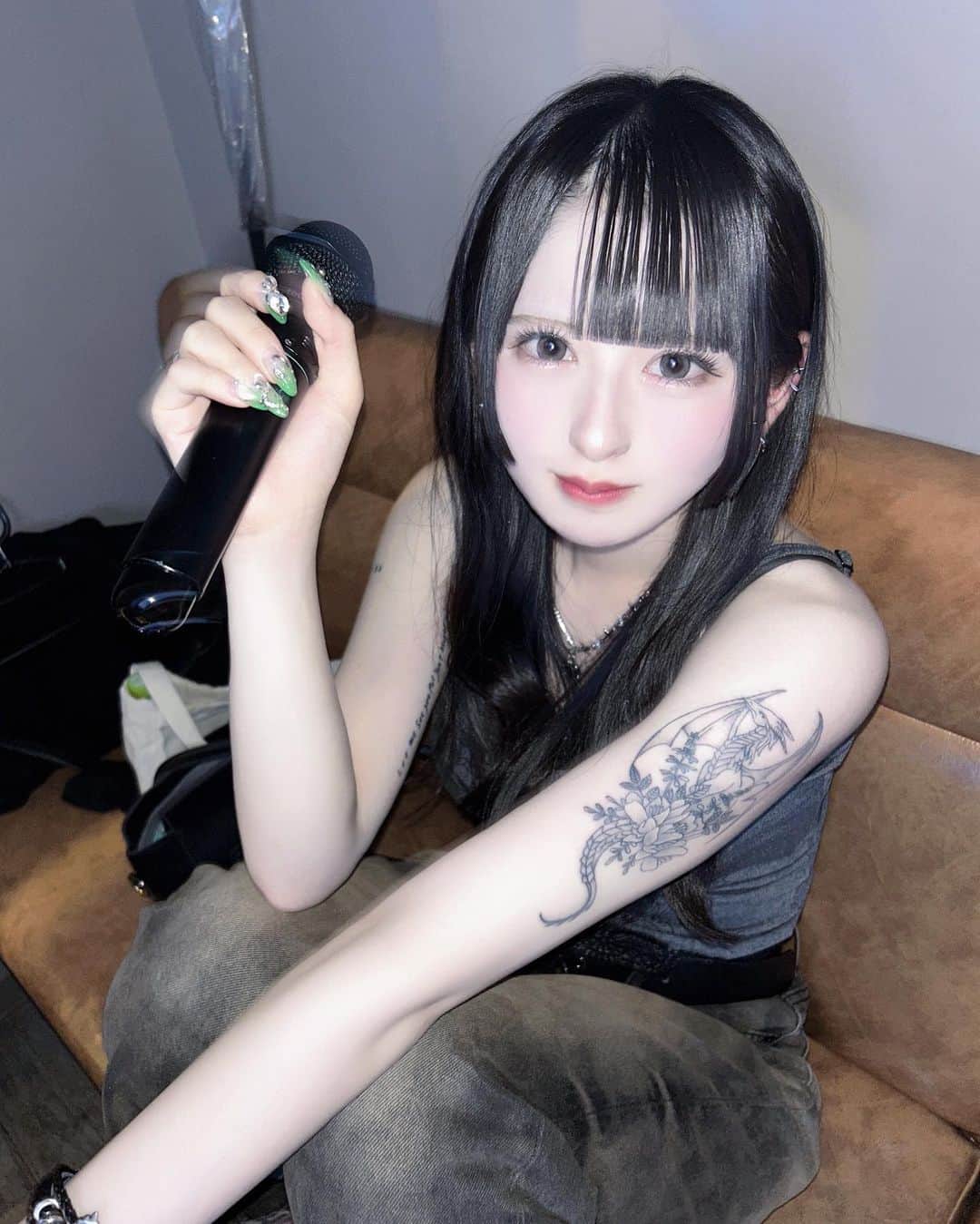 狐波ろんのインスタグラム：「ところでみなさんはカラオケ行ったら一発目に歌う派です？  #tattoo」
