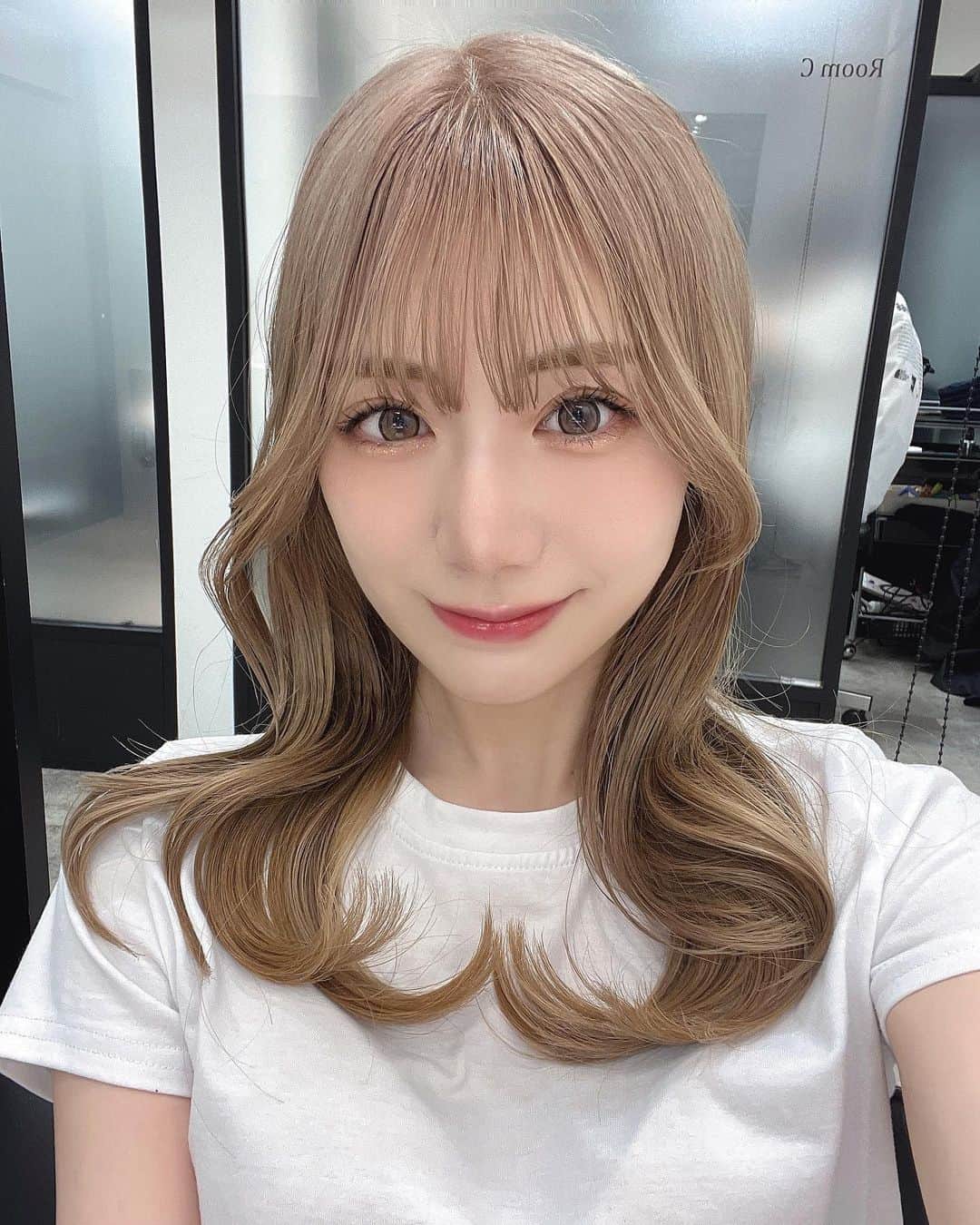 ゆいみんのインスタグラム：「⁡ ⁡ 久しぶりに髪色明るくした〜🤍 何年ぶりのブリーチだろう？💭笑 ⁡ 今回も @shuu__1211 さんが 可愛くしてくれました💇🏼‍♀️🪄🫧 いつもありがとうございます😇 ⁡ #selfie」