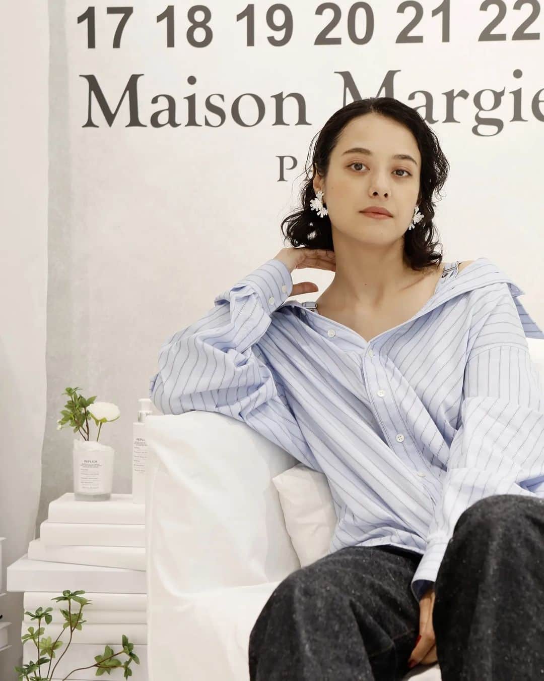 のインスタグラム：「@maisonmargielafragrances  Home Scenting Collection  香水が苦手でつけられない人、仕事柄控えてる人には キャンドルやディフューザーでマルジェラの世界観を 自宅に香らせるという選択も。  Lazy Sunday Morningのキャンドルを、明かりを消した バスタブで灯して読書するのが私の癒やしの時間です🕯🛁  香水は日替わりでつけるほど大好きだけど、私服のときだけ。 お借りする衣装を着る日は、香り移りを避けるため絶対につけません。 つけられない日は、帰宅して玄関開けた時に香る あの瞬間が至福なんです。  シャワージェル、ボディーローション、ハンドクリームは Sailing Dayの香りも新しくできてセレクトが増えてました⛵  あと香水瓶のキャップが外せるタイプに変わってた!! アトマイザーに入れやすくなったし分別も楽になったから 空き瓶も使い勝手広がって良き♡  . #MaisonMargielaFragrances #SmellsLikeMemories」