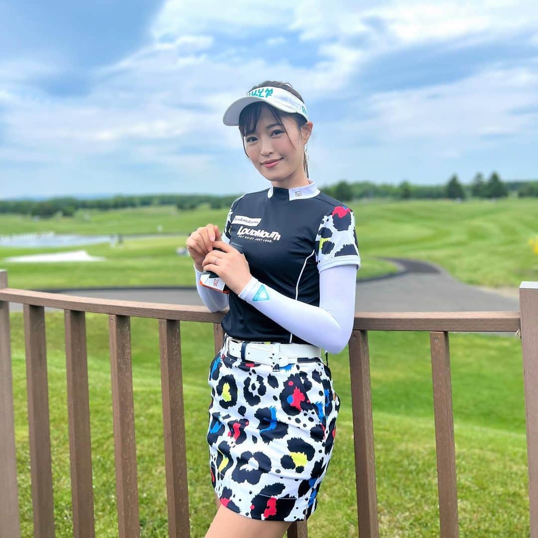高橋としみのインスタグラム：「日焼けと厚さ対策にぴったり。 去年がずっと使い続けてる！！ @freezetech_official   このアームカバー接触冷感の生地に 《氷撃冷感プリント》を施されていて、 汗や水分に反応すると持続的に冷たさを感じられる！ そして圧倒的に涼しい☺️ 服を脱ぐのではなく、着る方が涼しい！！  暑さが厳しい時はプラスで衣類用冷感ミスト！ アルコールフリーなので衣類や肌、 子供にも安心して使える！  6月11日まで楽天スーパーセール限定でお得に買えるよ！！ ポイント20倍と、 5,000円以上10%OFFクーポン  URLストーリーに載せておきます！ セールのうちにチェックしてみて✨✨  #freezetech#フリーズテック#氷撃#ヒートレスキュー#supported#暑さ対策#暑さ対策グッズ#ゴルフ#ゴルフ女子#golf#日焼け対策#冷感グッズ」