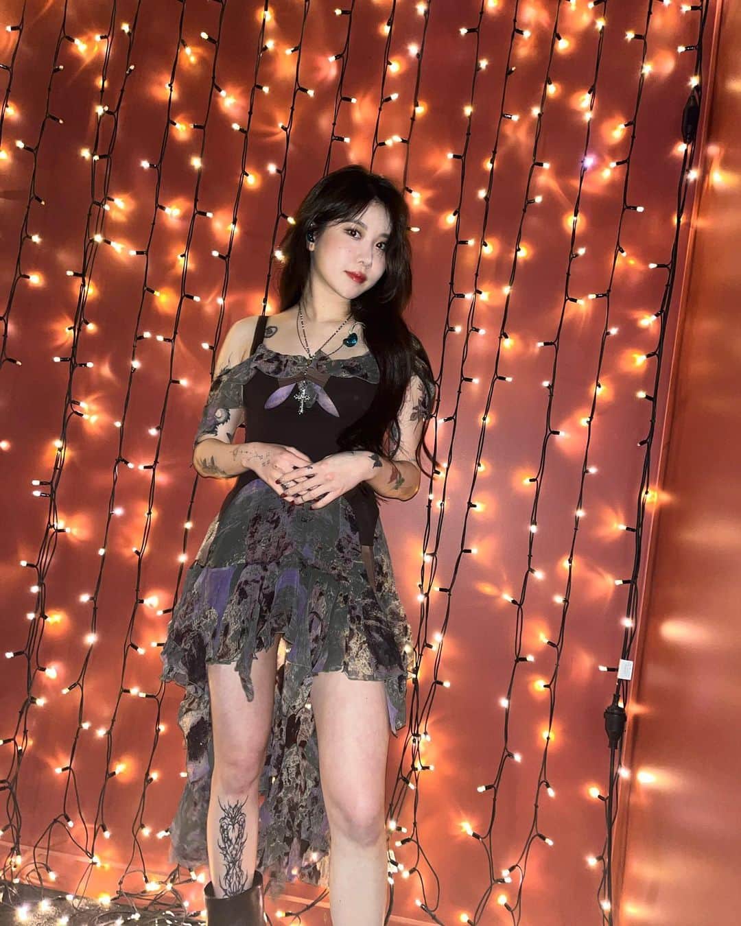 イェリンのインスタグラム：「Thank you Auckland! was terrific!! 🧡💜 Much Love, Yerin xx   btw I loved my outfit today ..🪐felt like a butterfly」