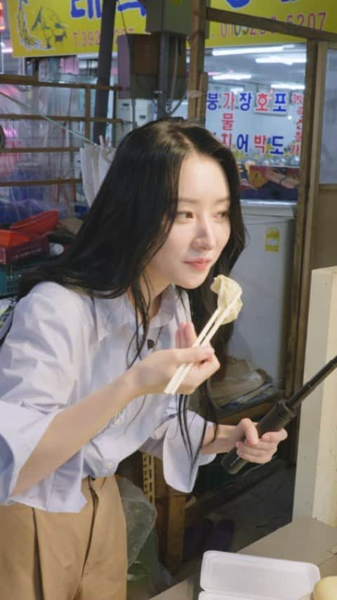 CéCi Koreaのインスタグラム：「먹방 꿈둥이😛 드림캐쳐 수아 릴레이 먹방 모음.Zip! '트래블 서울' 영천시장 편 수아의 어마어마한 하루 먹방을 공개합니다🧡 EDITOR 이충섭  VIDEOGRAPHER 전재경(waveway)  _ #수아 #드림캐쳐 #트래블서울 #영천시장#Dreamcatcher #SUA #TRAVELSEOUL #YoungCheonmarket #쎄씨 #CECIKOREA」