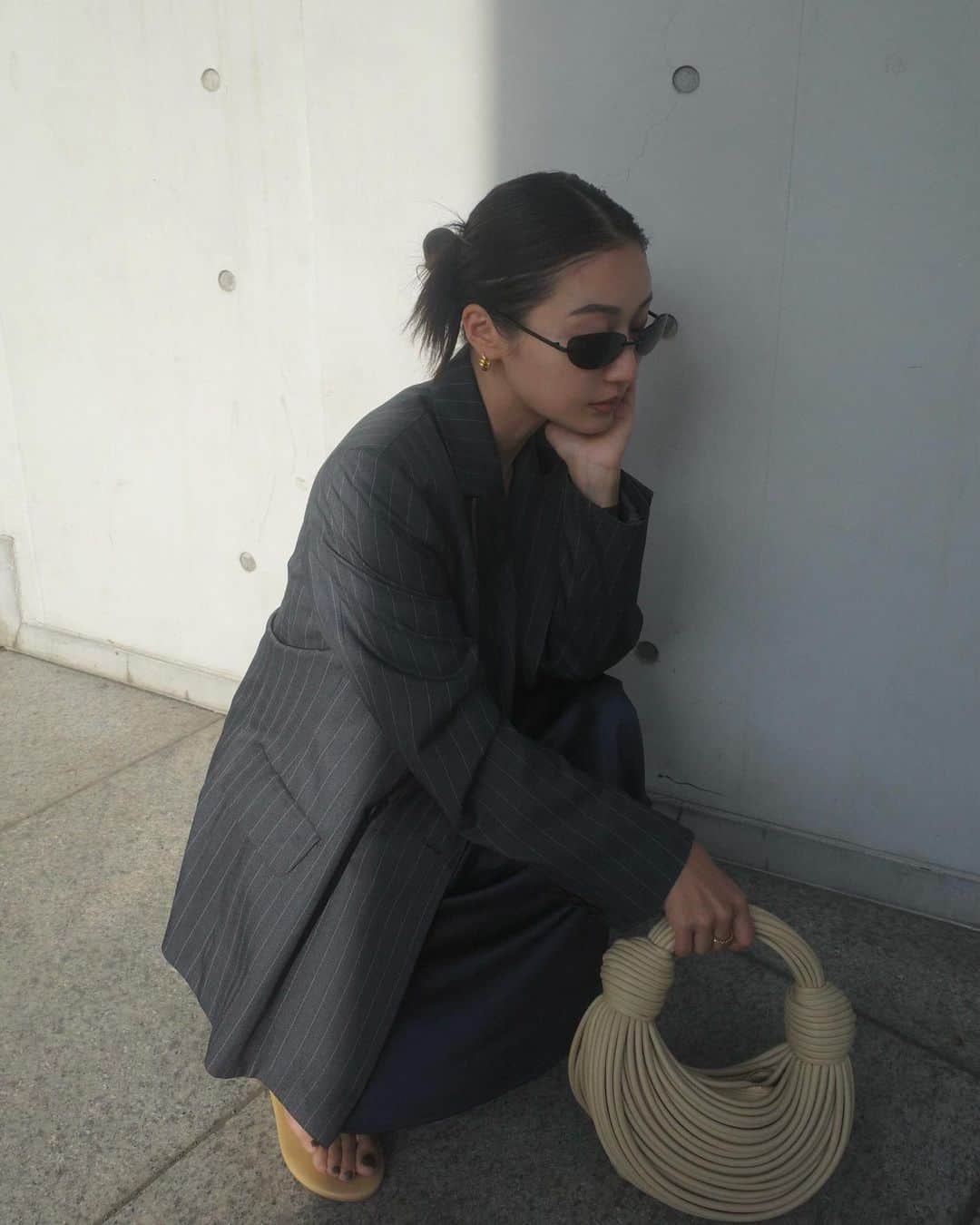 Icumi Oohamaのインスタグラム：「jacket @re_gleam  pierce @tres__collection  bag @newbottega   ピンストライプをGET。 何着あるのかってほどジャケット持ってるけど、止められない♩」