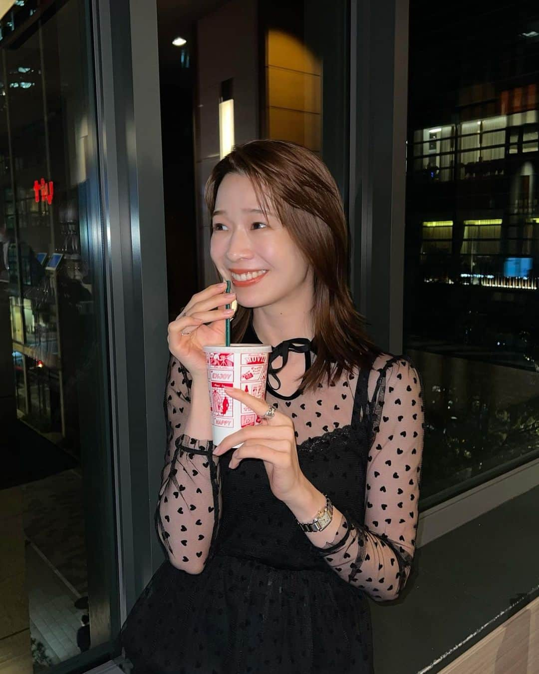 石井亜美のインスタグラム：「🍿  梅雨コーデ。  こちらの @prada のサンダルは2年目！ 厚底だしラバー素材なので、雨の日もザクザク歩ける☔️  @lephil_official のスリットパンツは楽チンなのに 勝手に美脚に見せてくれるので、笑 本当に重宝しております。 人気＆定番アイテムなので、まだあるかと！🙆‍♀️  Top @krisssoonik_japan  Pants @lephil_official  Bag @agnesb_officiel  Sandals @prada #a___look  #lephil #agnesb #prada #pradasandals #krisssoonik」