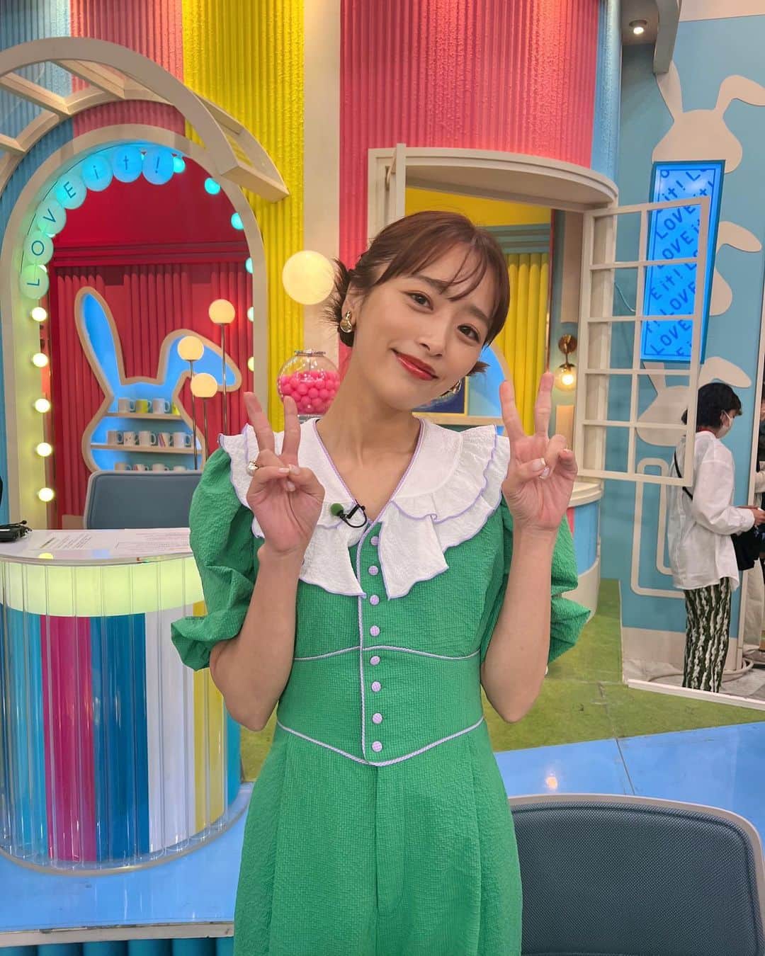 近藤千尋のインスタグラム：「今日のいちにち❤️🚄😘 ラヴィットから始まり、 あのちゃんのモノマネして食リポした後 新幹線に乗る前におうどん食べて💗笑 ドクターイエローに遭遇できて またまたハッピーいただきました😌❣️  アップ！今日も楽しかったです📺🩵 水色のお衣装でした🤍  最後は私服🙆‍♀️🙆‍♀️🙆‍♀️ @lanvin  @suicoke_official  コラボ靴が歩きやすい😘💗 バッグは @ysl   わーい！！明日は土曜日だーい❤️ 家族の元へ急いで帰ります✨✨  アップ @doublestandard_official  ラヴィット all-in-one @pameopose pierce  @abiste_official  #近藤千尋衣装」