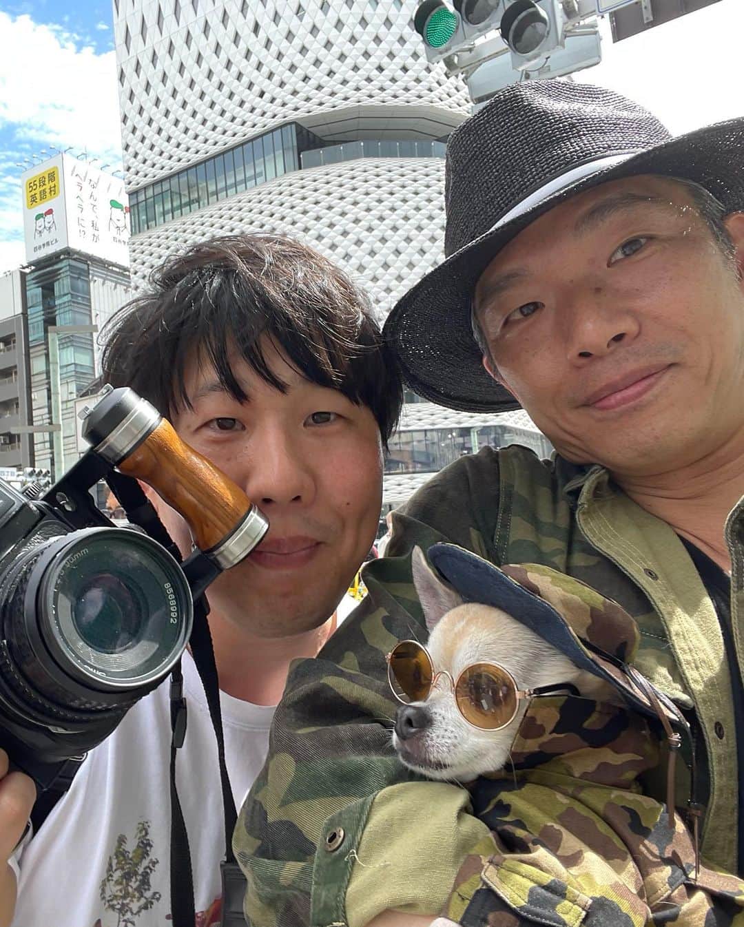 紋次郎さんのインスタグラム写真 - (紋次郎Instagram)「Photo @ryutomotoyama  おそらく初めてぐらいの飼主投稿🤣 とても丁寧に写真撮らせてくださいといわれ、フィルムの最後の一枚で撮ってくださいました。 すごく丁寧で笑顔の素敵なカメラマンさんでした。 2枚目:すごく仲良し風だけど出会って5分後ぐらい🤣  おそろで歩くと結構飼い主をセットで写真撮って行く人が多い🤣  #dog#dogstagram#instadog#chihuahua#barkbox#mydogiscutest#buzzfeed#dog_features#fluffypack#barkpack#dogsofinstagram#犬#チワワ#手作り#handmade#着物#fashion#紋次郎一家#チーム茶#ふわもこ部#igersjp#peco犬部#dogfashion #whisky#camo」6月9日 19時54分 - montjiro