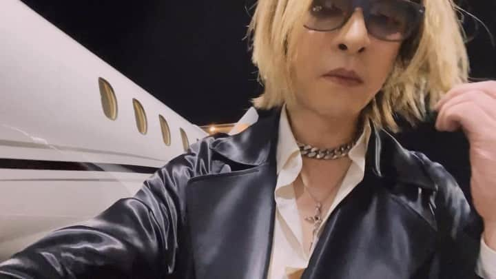 YOSHIKIのインスタグラム：「I’ll be traveling a lot…  これから､信じられないスケジュールが待っている..❤️‍🔥 Xx  Yoshiki  https://www.yoshiki.net/worldtour2023  #yoshiki #xjapan #thelastrockstars #worldtour #yoshikiclassical #xy #tokyo #newyork #paris #losangeles #london #royalalberthall #dolbytheatre #carnegiehall #privatejet #rockstar #piano #drums」