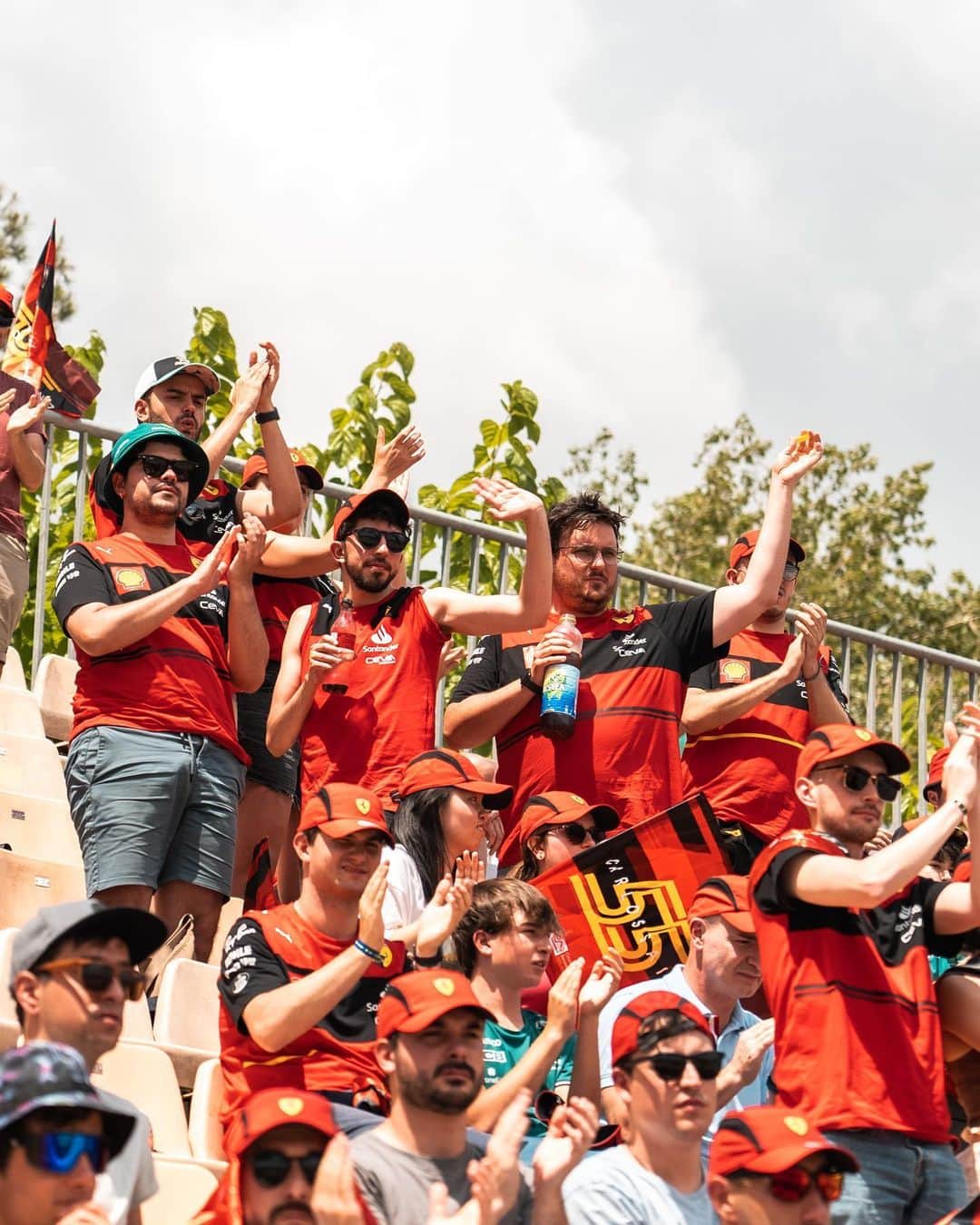 カルロス・サインツJr.さんのインスタグラム写真 - (カルロス・サインツJr.Instagram)「😜 Veo que lo pasasteis bien! Gracias a todos por llenar la grada un año más! 🙏🏼  - #Carlossainz #GRADACS55 #F1 #SpanishGP」6月9日 19時58分 - carlossainz55