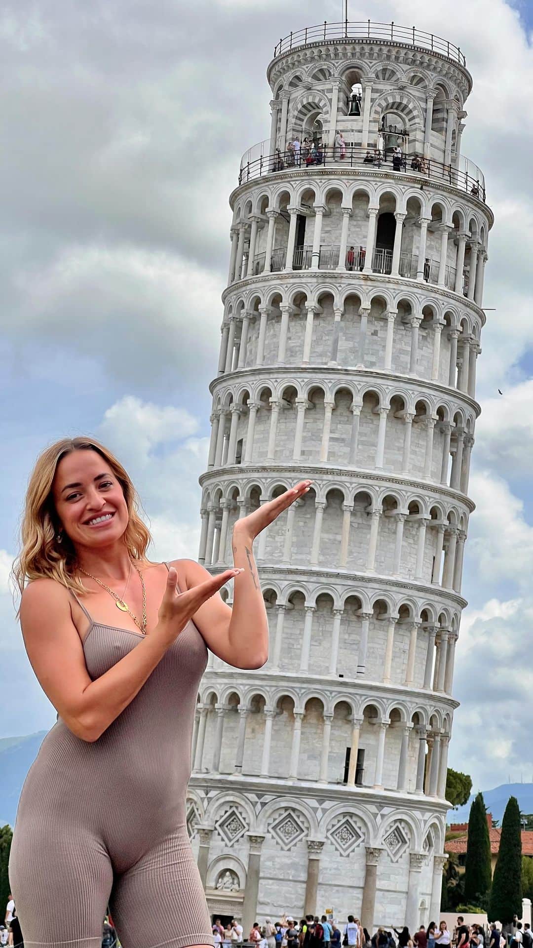 ジェマ・マリンのインスタグラム：「🇮🇹Pisa🇮🇹  Segunda vez que visito esta ciudad, y veo que la torre esta cada vez más inclinada 😂😅 Pero dicen que no hay peligro😊  Habéis estado? Impresiona eh  #pisa #roadtrip #italy #italia #toscana #tuscany #reels #trend」
