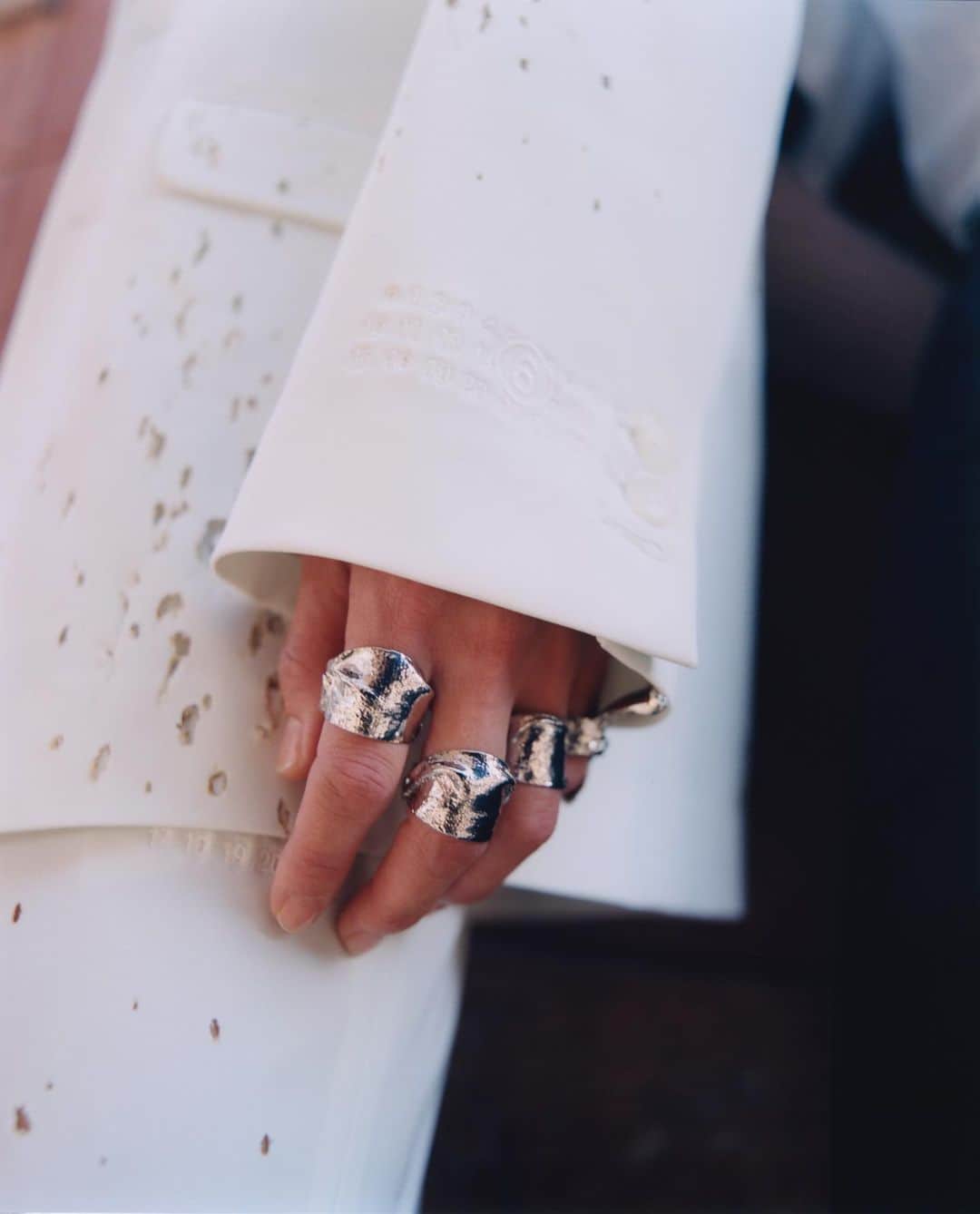 MM6 Maison Margielaのインスタグラム：「The #MM6 Spring-Summer 2023 Collection jewellery draws inspiration from hand-knotted and studded pieces discovered in the archives.  Available in store and online.  Photography: @nikkimcclarron」