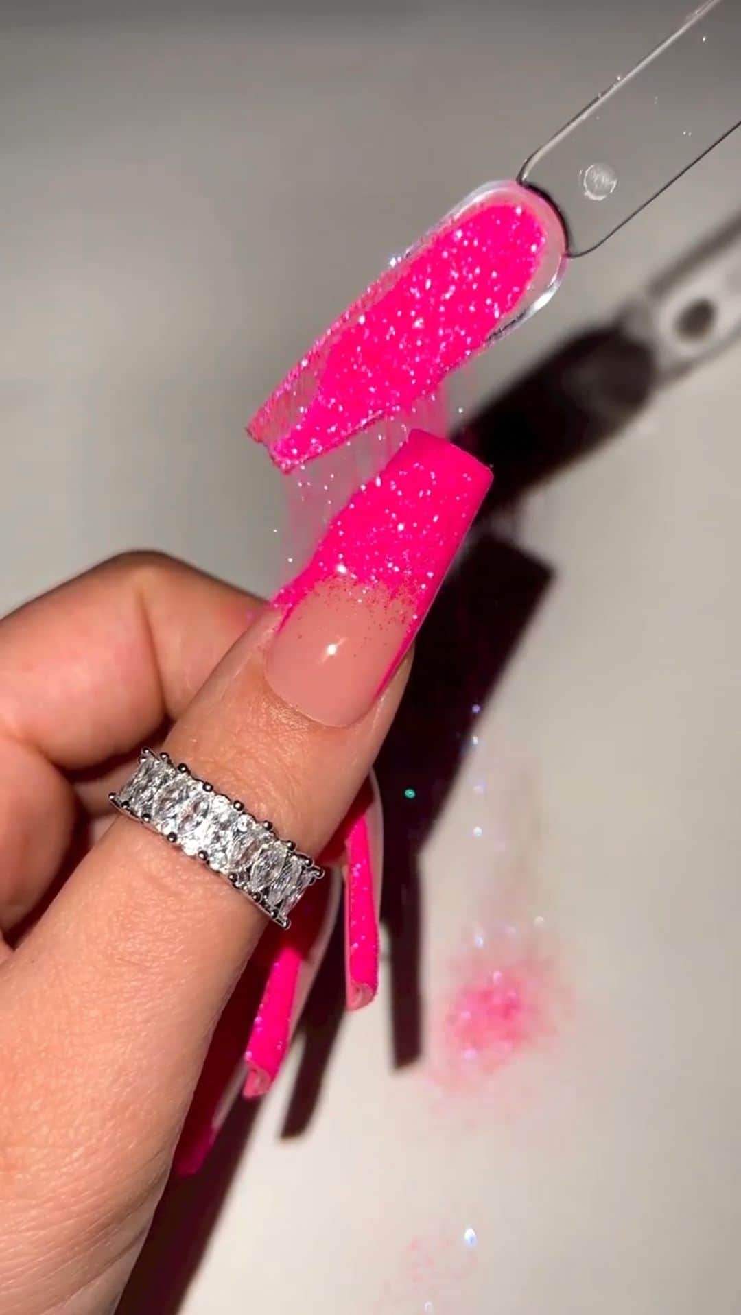 SHEINのインスタグラム：「All that glitters isn’t gold... it‘s pink, too! 💅💗✨ @elennailedit  #SHEINinspo」