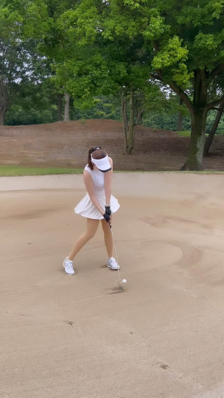 のインスタグラム：「ゴルフ中はずっとニコニコ🌼 ラウンド中の感じをリールにしてみたよ⛳️ 真っ白ウェアって可愛いよね〜🕊️🤍  @chucuchu_official  @chucuchu_official_jp   #まいごるふ#ゴルフ#女子ゴルフ#ゴルフ女子#ゴルフスイング#ゴルフウェア#ゴルフコーデ#チュクチュ#韓国#韓国ウェア#maigolf#golf#golfswing#golfwear#chucuchu#골프#골프스윙#골프중독#골프웨어」